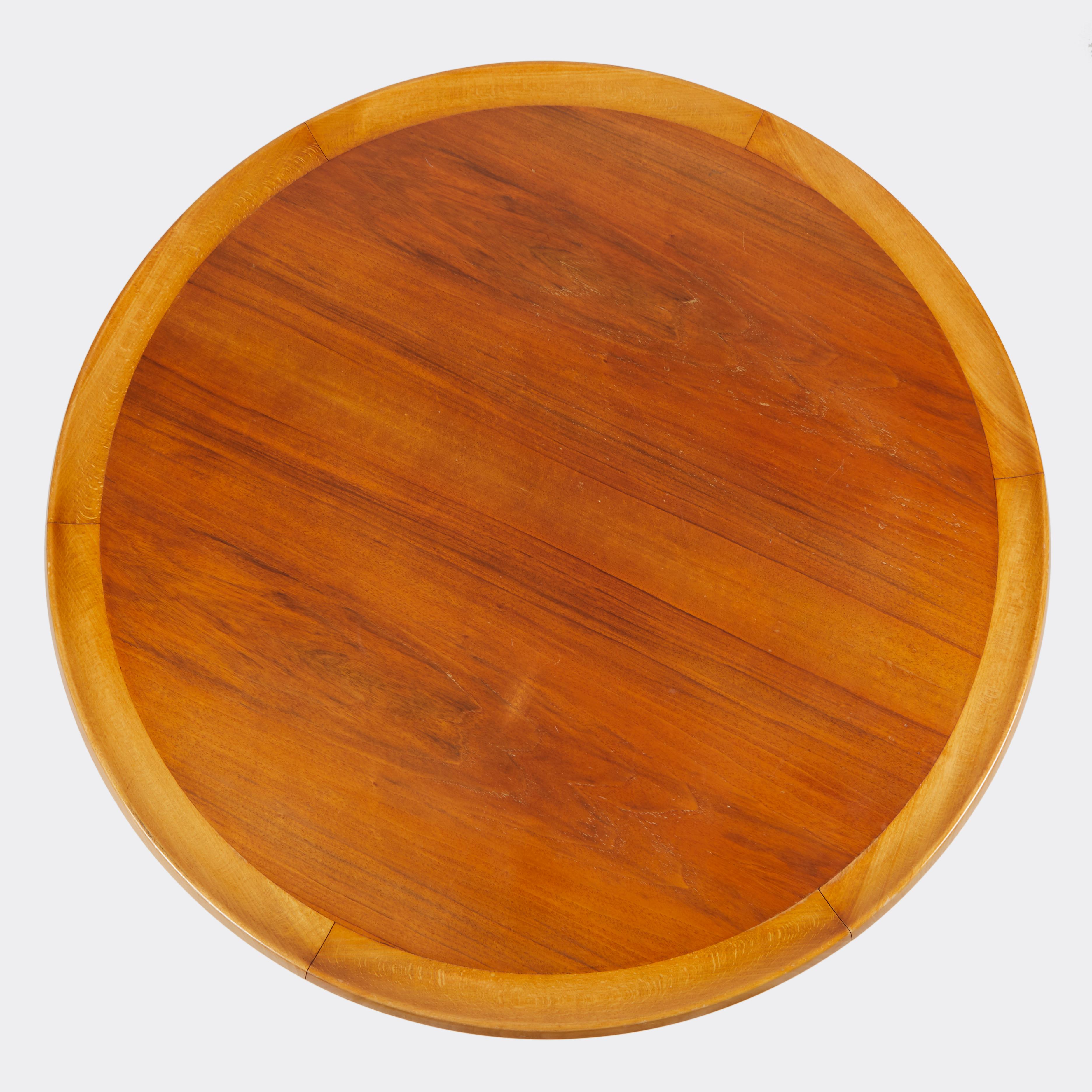 Table basse / table d'appoint suédoise moderne avec un plateau rond et un bord en forme de plat. Le cadre en noyer présente un centre en placage de bois de rose figuré et six pieds octogonaux reliés par des traverses en forme de C. C.C. Circa 1940.