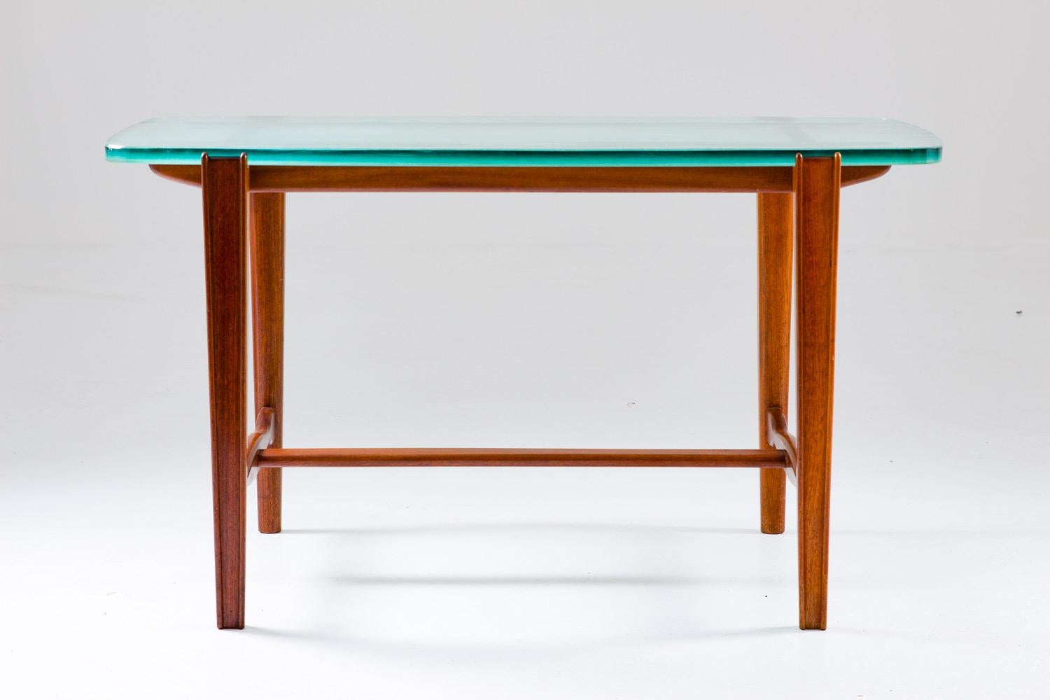 Suédois Table basse moderne suédoise en acajou et verre:: années 1940 en vente