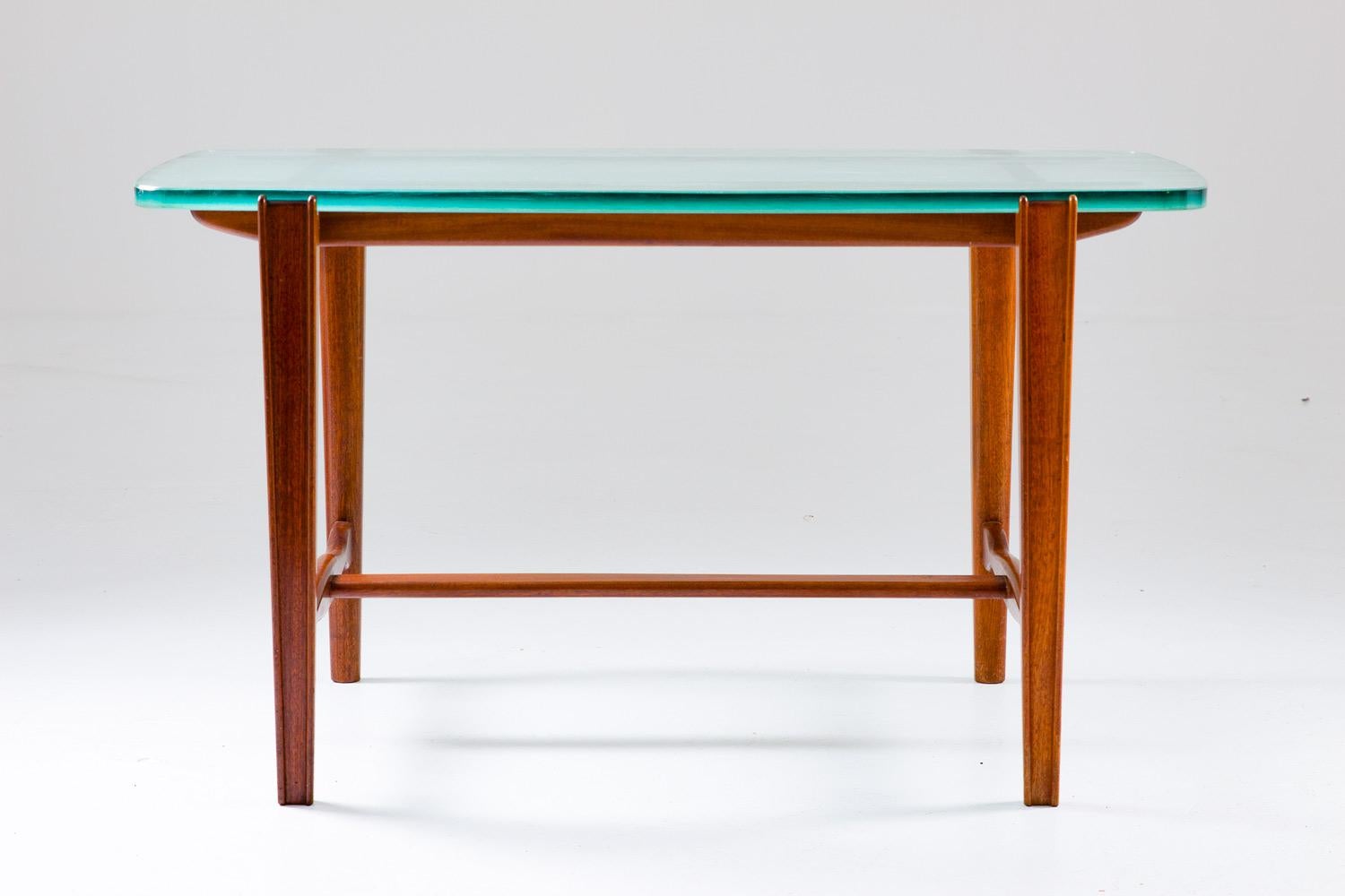 Swedish Modern Coffee Table in Mahogany and Glass, 1940s In Good Condition For Sale In Karlstad, SE