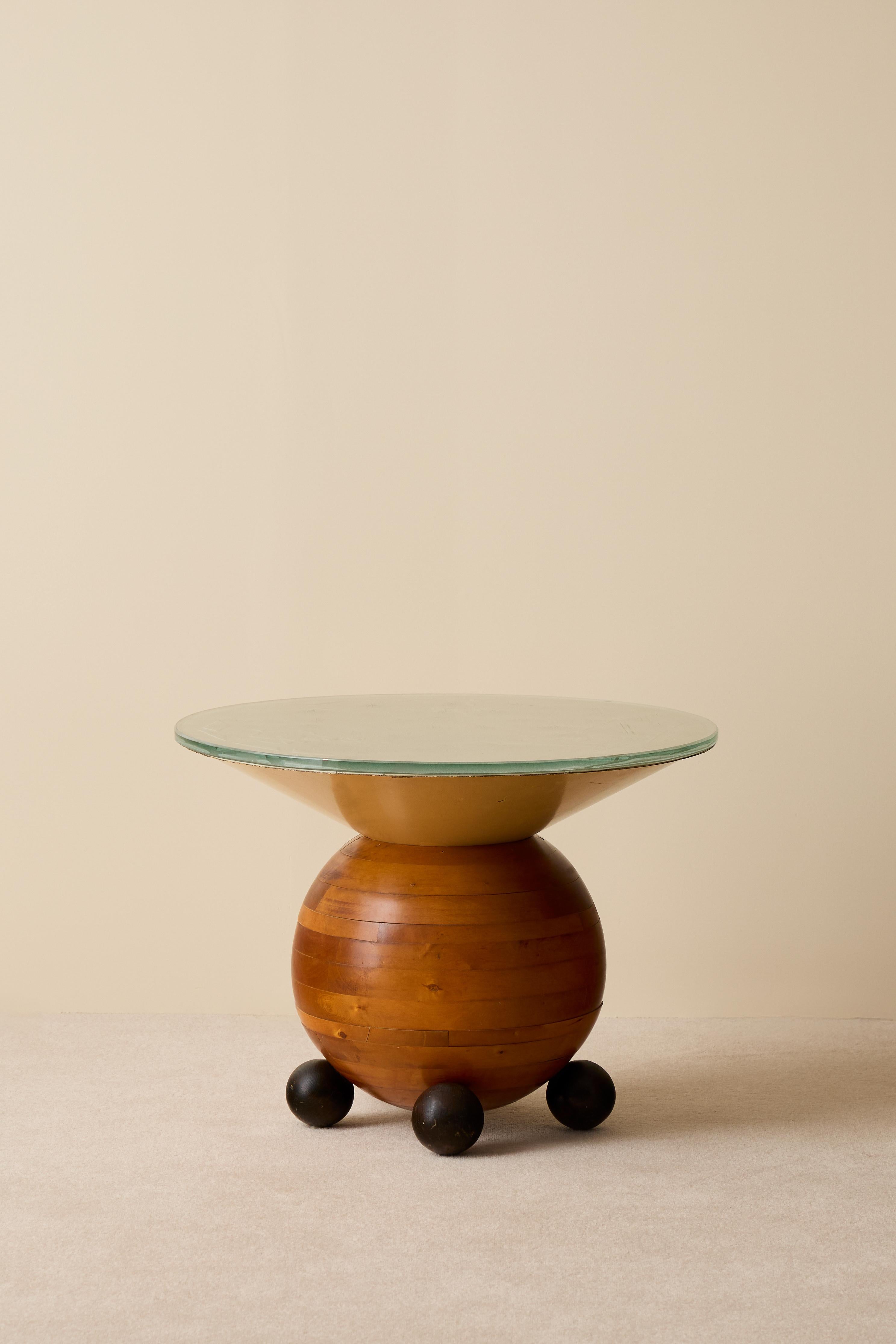 Dieser exquisite schwedische Couchtisch aus den 1940er Jahren ist ein wahres Meisterwerk des Designs der Jahrhundertmitte, das Eleganz mit innovativer Handwerkskunst verbindet. Die Tischplatte aus rohem Glas verleiht dem Tisch einen raffinierten und