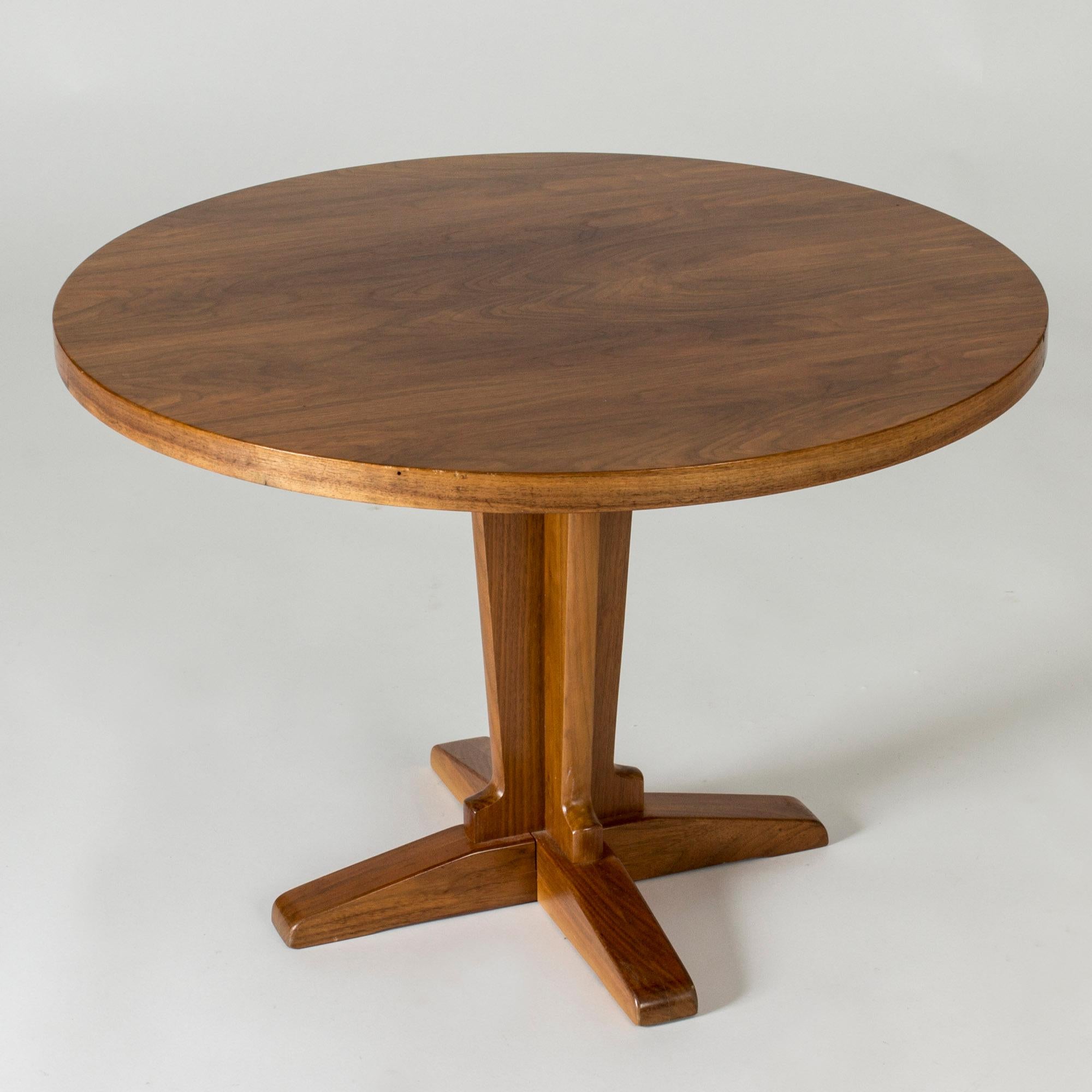Schwedischer moderner Couchtisch mit klaren Linien und überschaubarer Größe. Schöne Tischplatte aus Nussbaumholz mit geschwungener Maserung. Hohe Qualität, vom Tischlermeister gebaut.