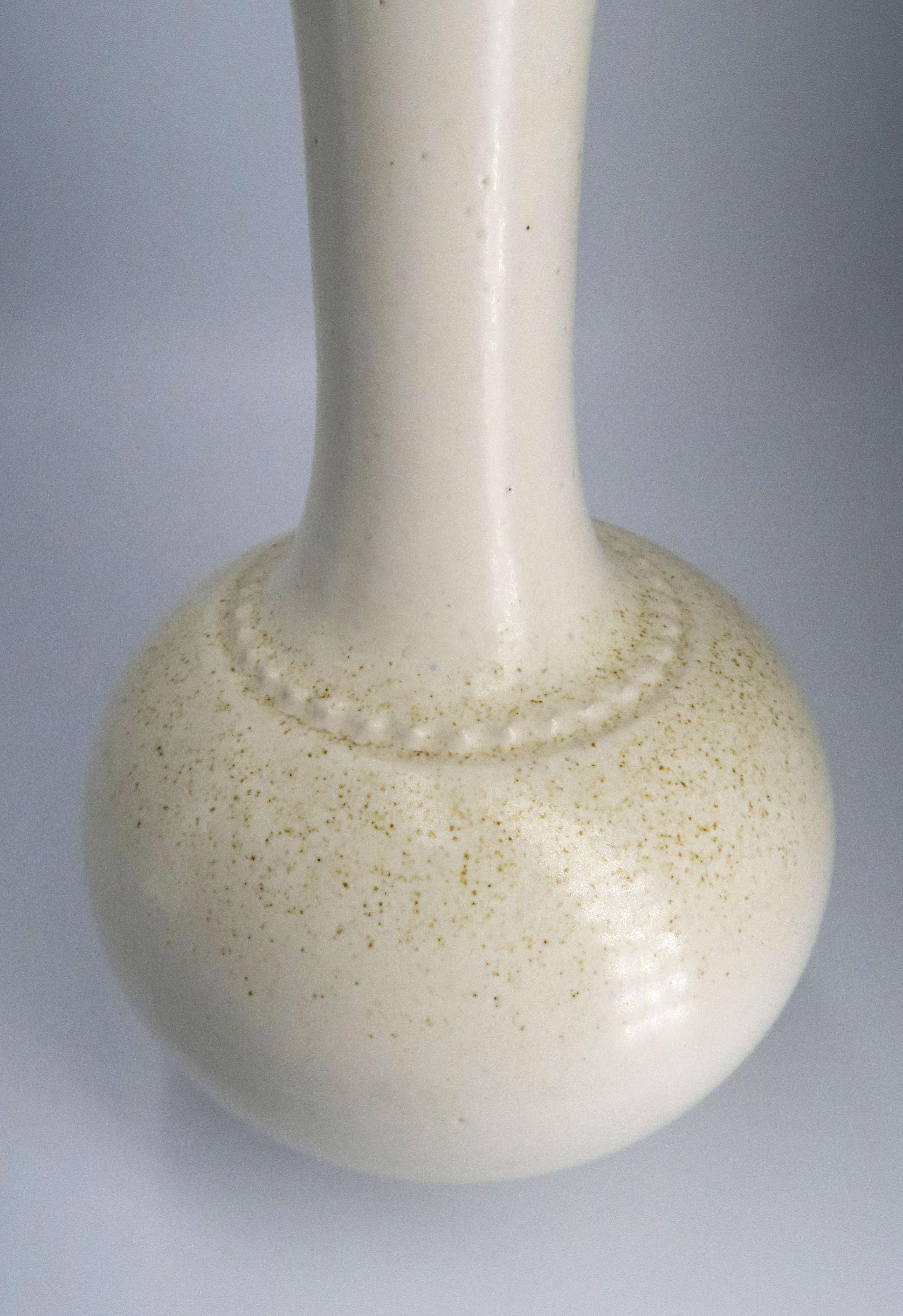 Schwedische Vase aus cremeweiß glasiertem Steingut von Otto Klaesson, 1950er Jahre (Skandinavische Moderne) im Angebot