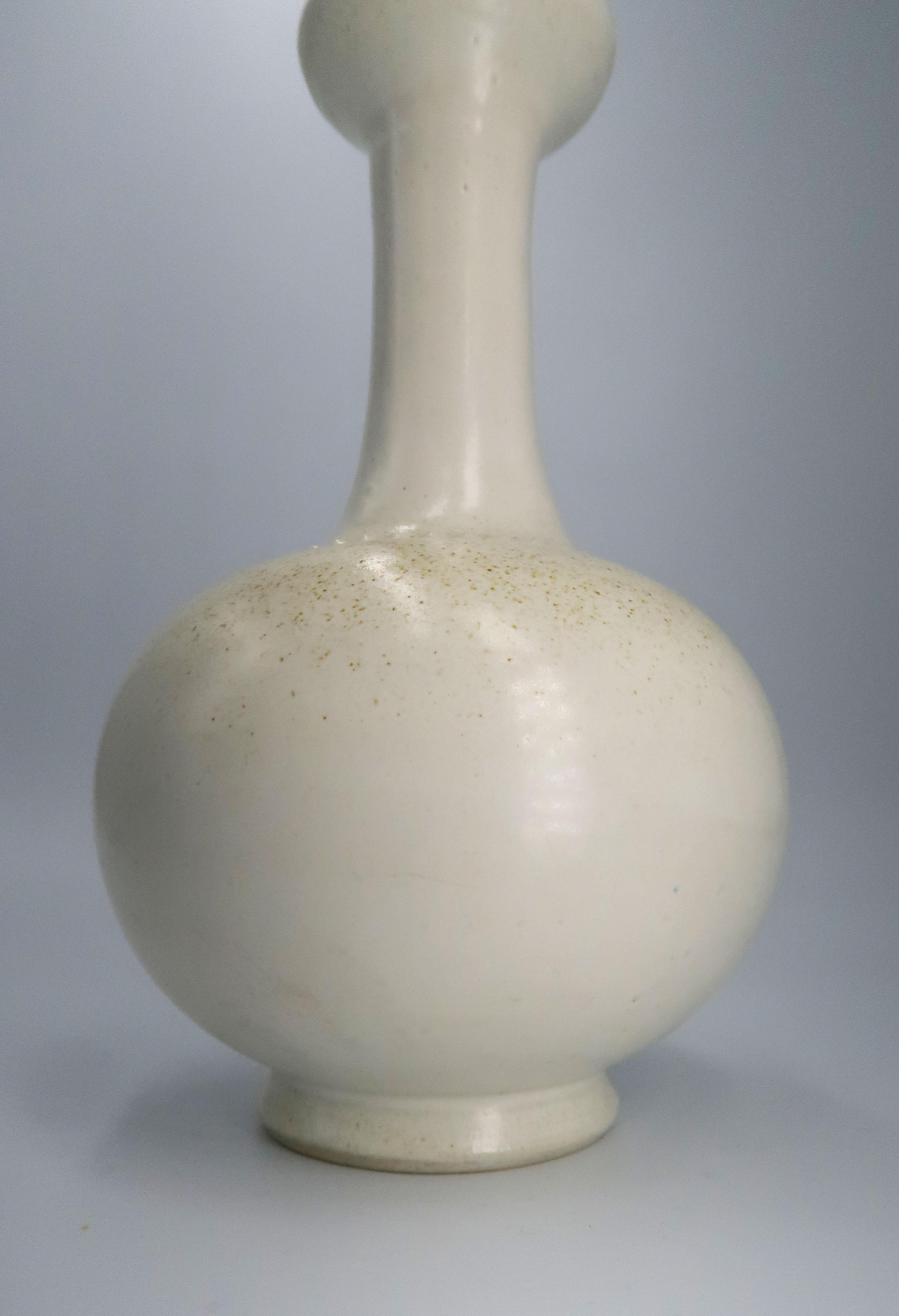 Schwedische Vase aus cremeweiß glasiertem Steingut von Otto Klaesson, 1950er Jahre (Glasiert) im Angebot
