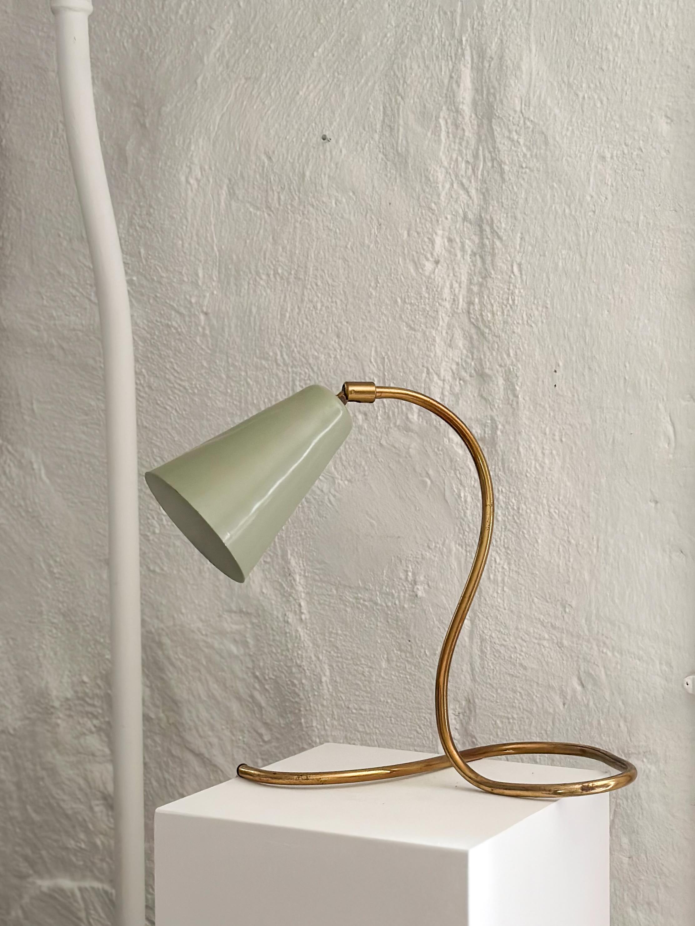 Swedish Modern brass table lamp with grey lacquered metal shade and a stunning curved design. By unknown Swedish maker in the 1950s but similar to designs by Hans Bergström from the period. Decorative as a desk lamp or beside the bed. Marked AJH