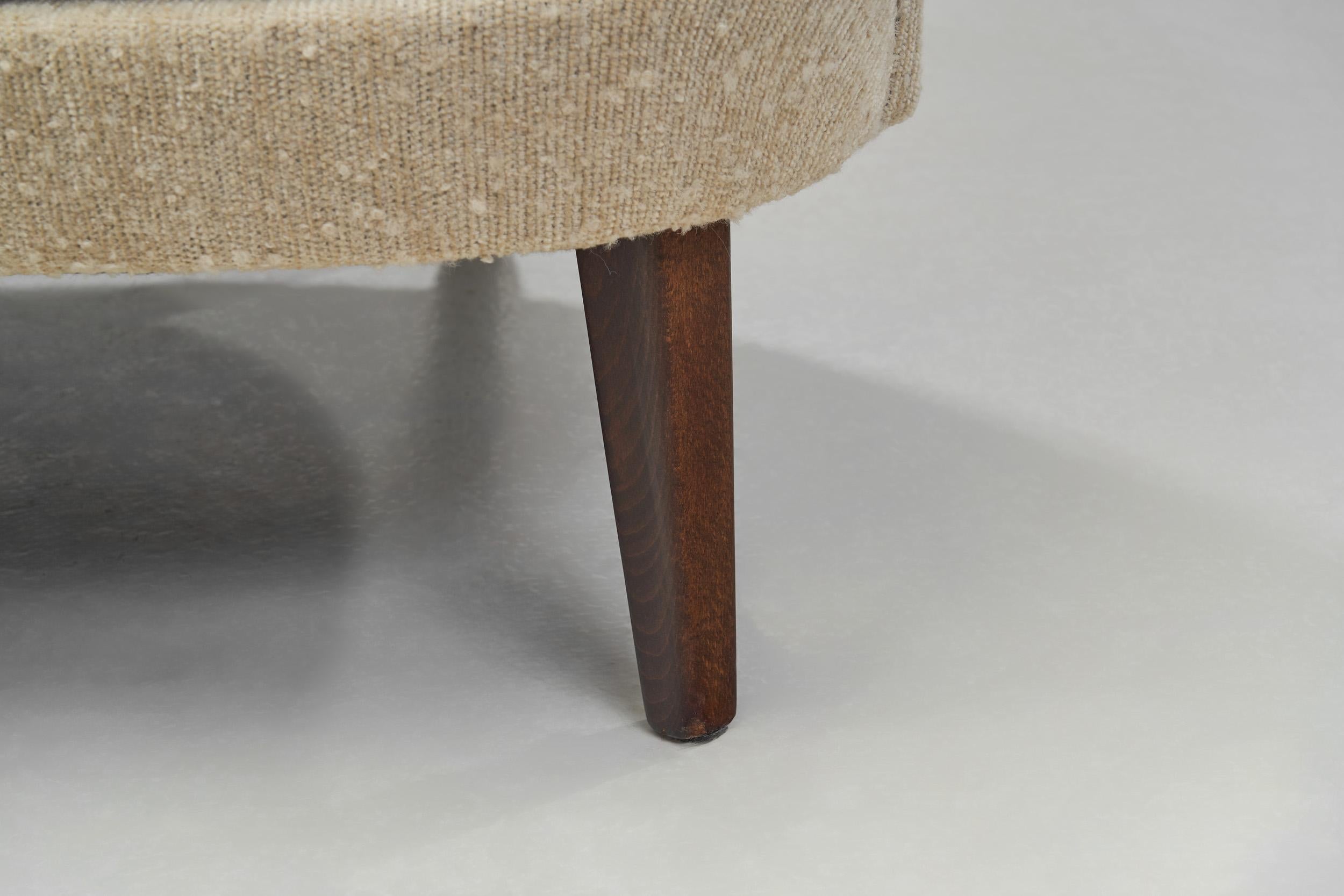 Canapé deux places suédois moderne et incurvé, Suède, années 1940 en vente 9