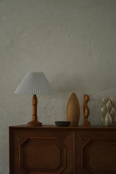 Schwedische Moderne, dekorative Tischlampe aus gedrechseltem Kiefernholz, 1960er Jahre
