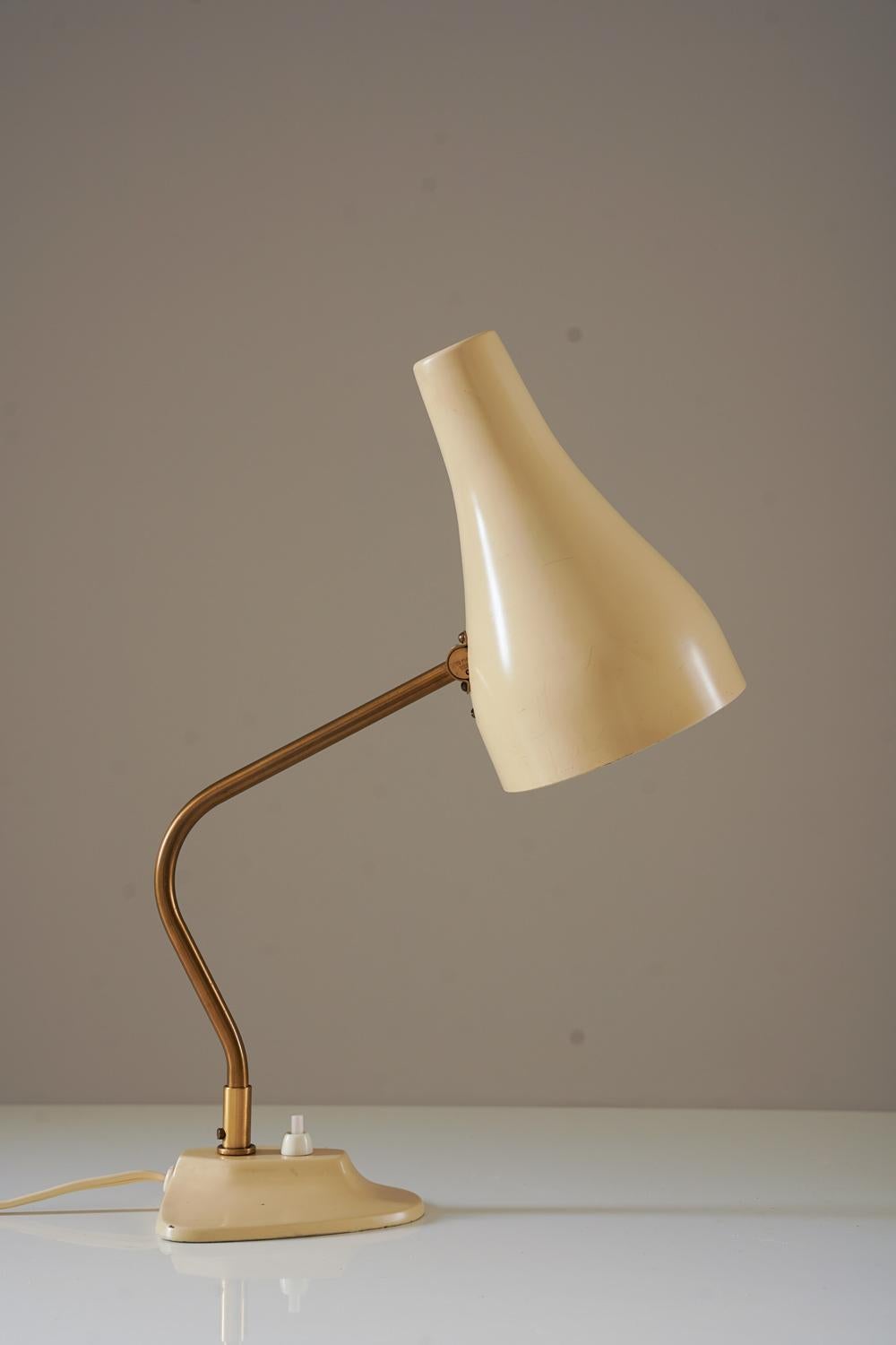 Rare desk lamp by ASEA, Sweden, model E-1267. The base and shade have a beautiful original cream-white color, while the stem is made of polished brass.

Condition: Very good original condition, with light signs of age and use