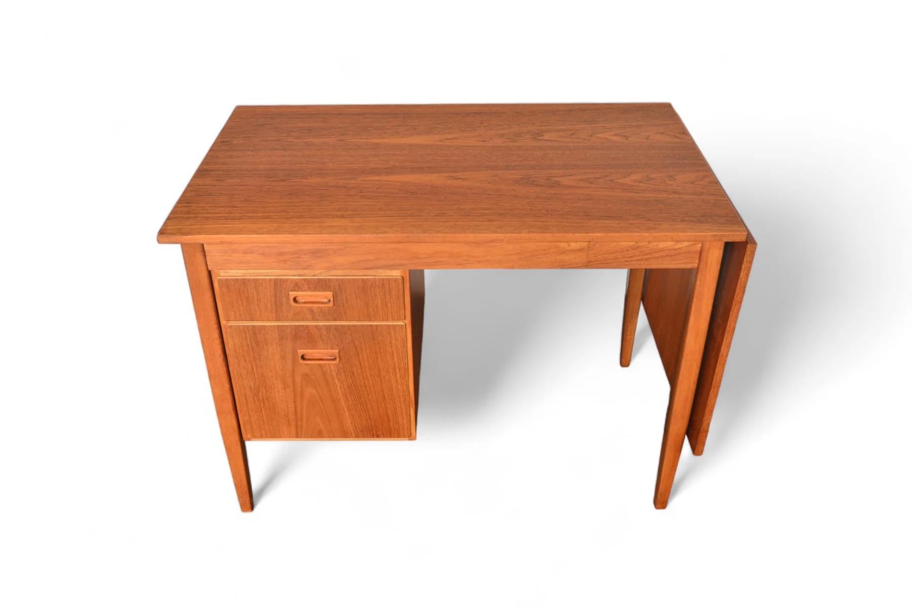 Origin: Sweden
Designer: Unknown
Manufacturer: Unknown
Era: 1960s
Materials: Teak, Beech
Measurements: 41.5