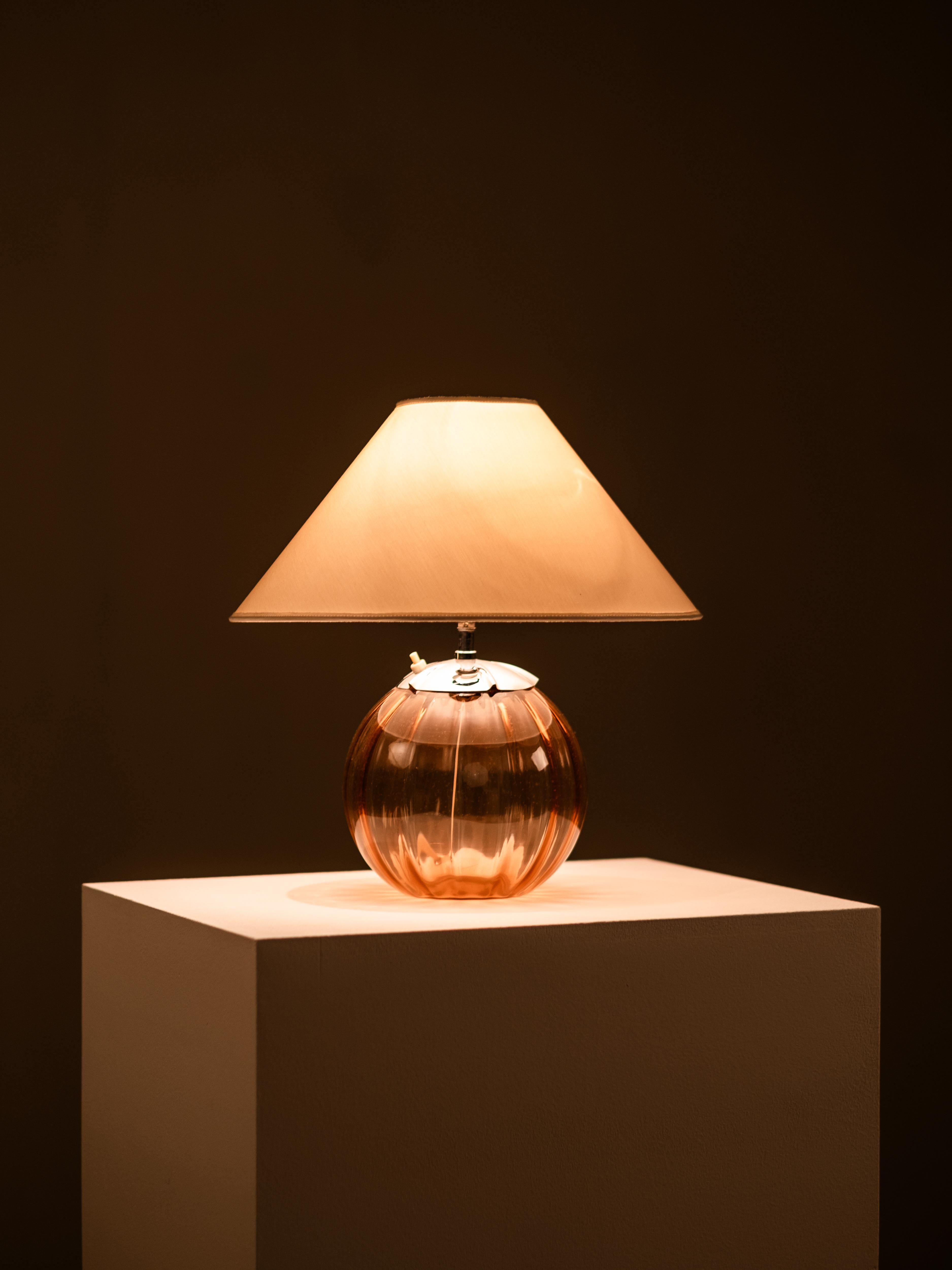 Lampe de table suédoise moderne en verre rose poussiéreux, années 1940 en vente 3
