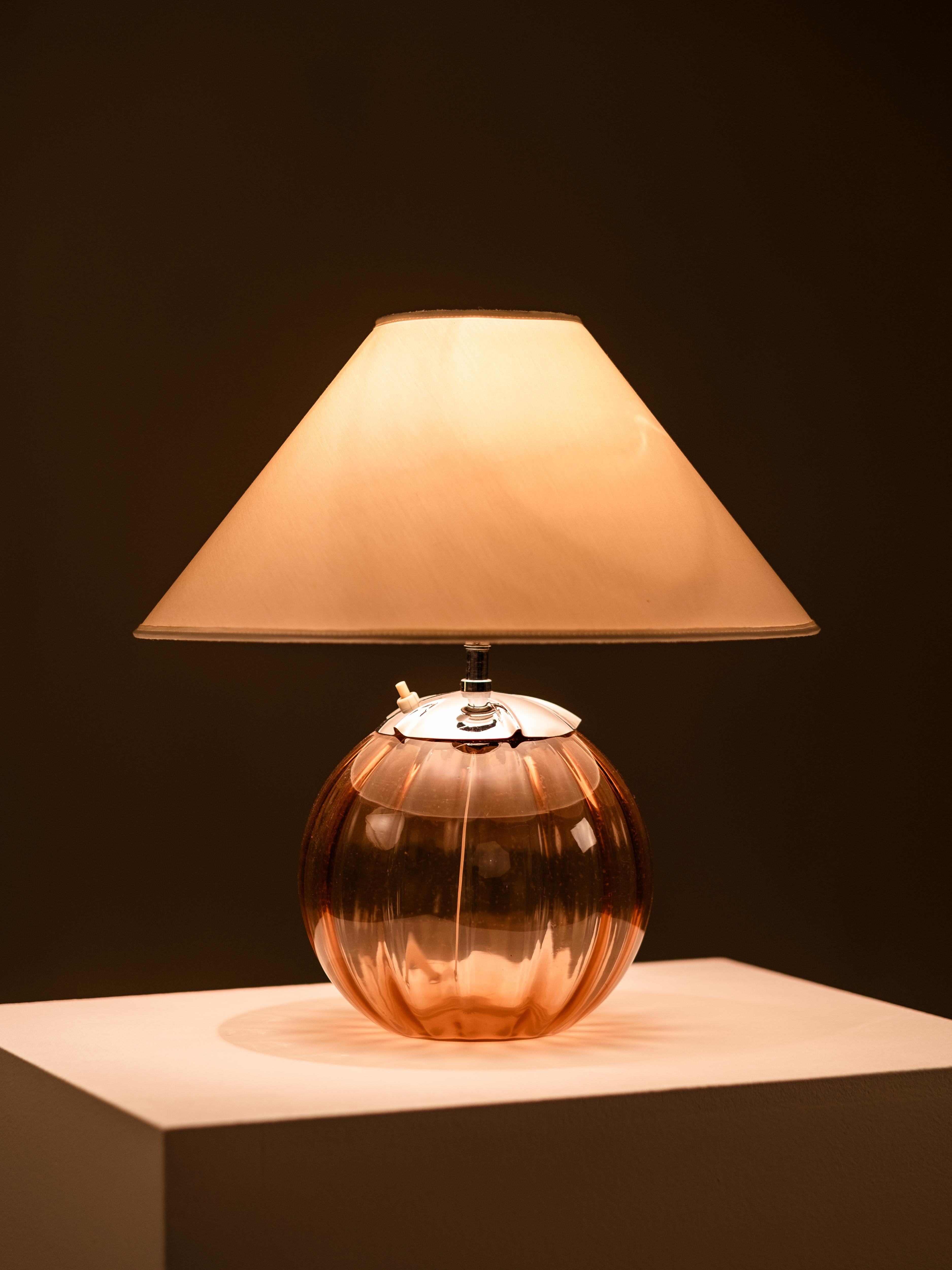 Lampe de table suédoise moderne en verre rose poussiéreux, années 1940 en vente 4