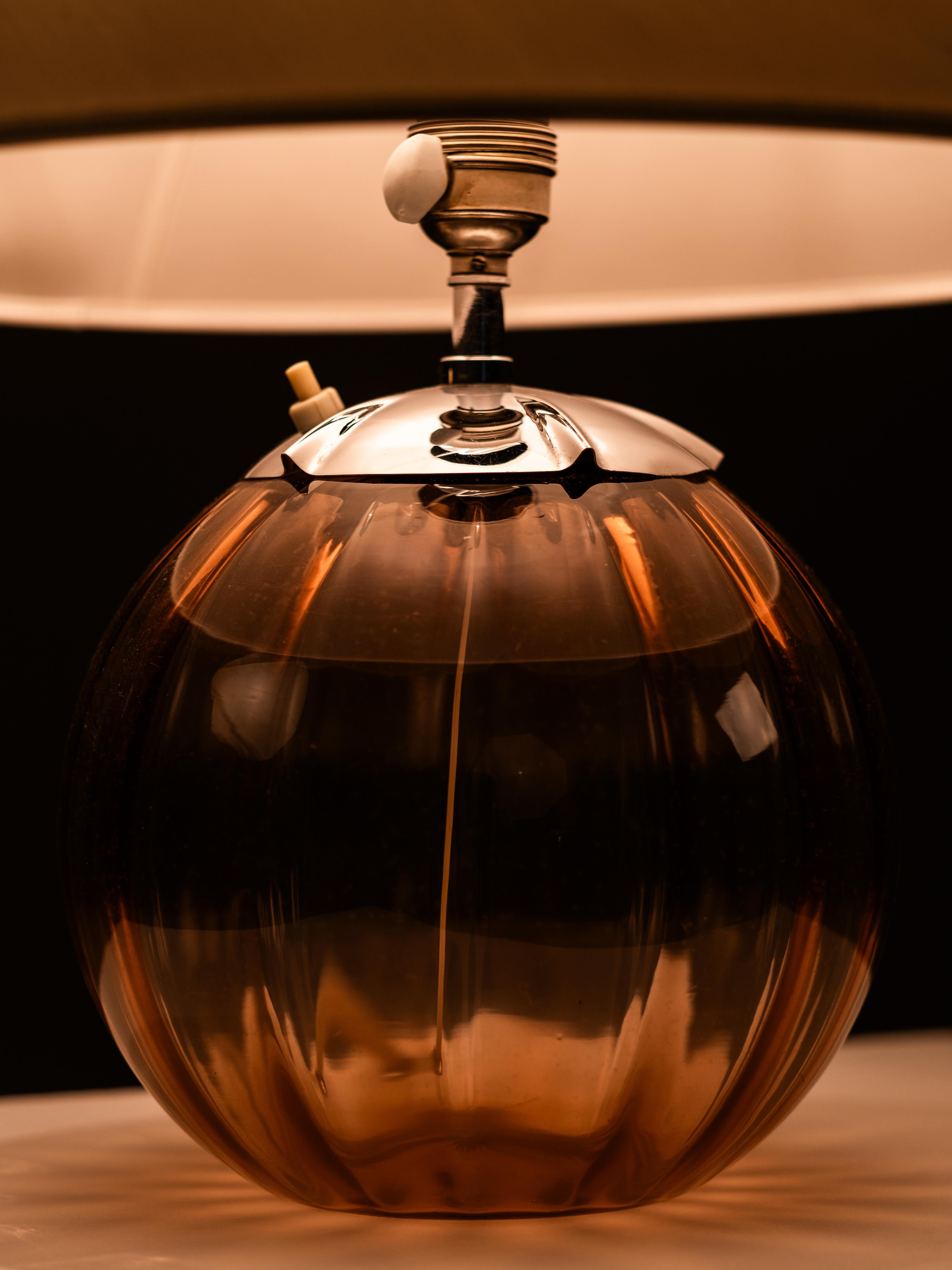 Lampe de table suédoise moderne en verre rose poussiéreux, années 1940 en vente 6