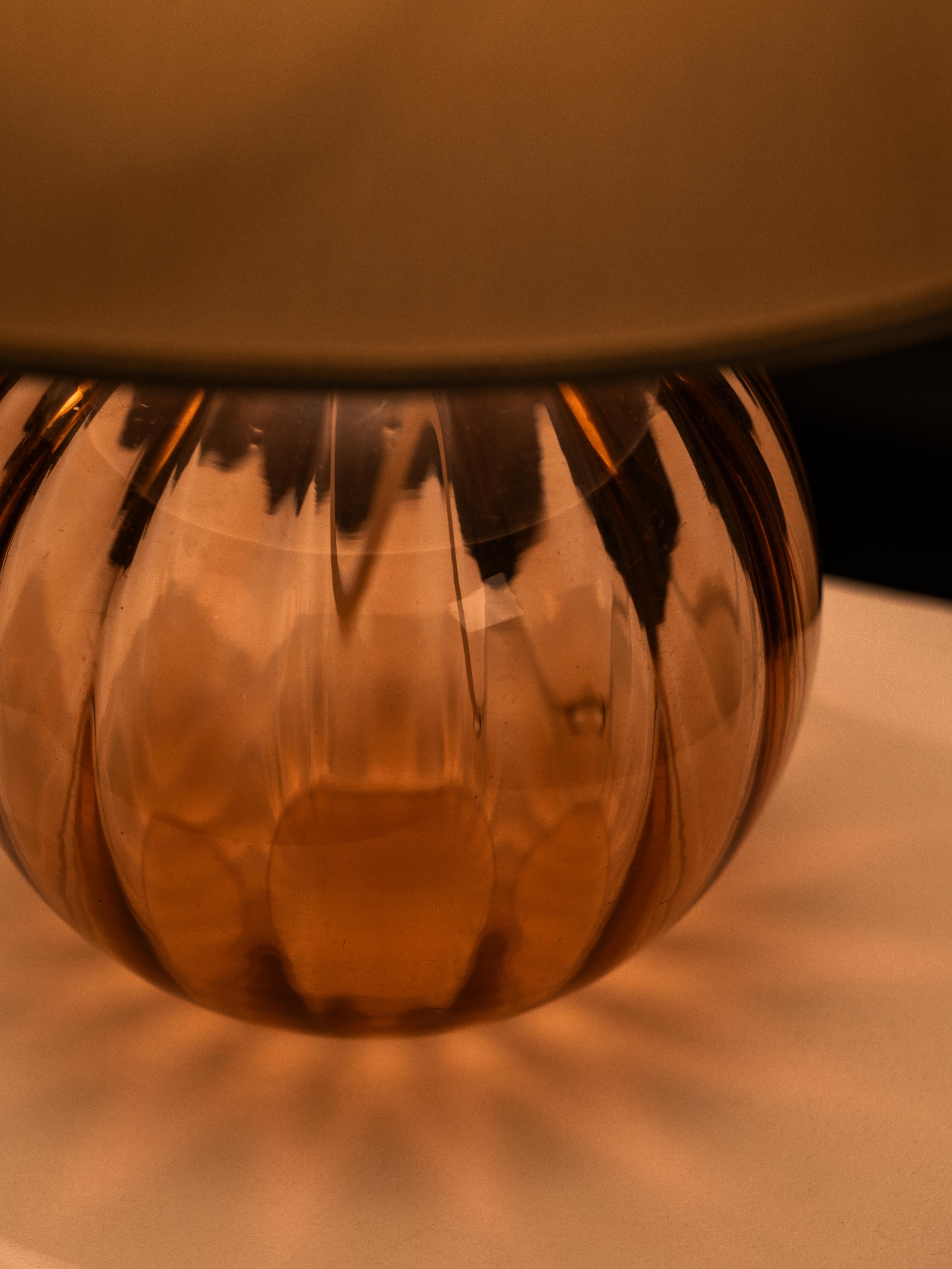 Lampe de table suédoise moderne en verre rose poussiéreux, années 1940 en vente 7