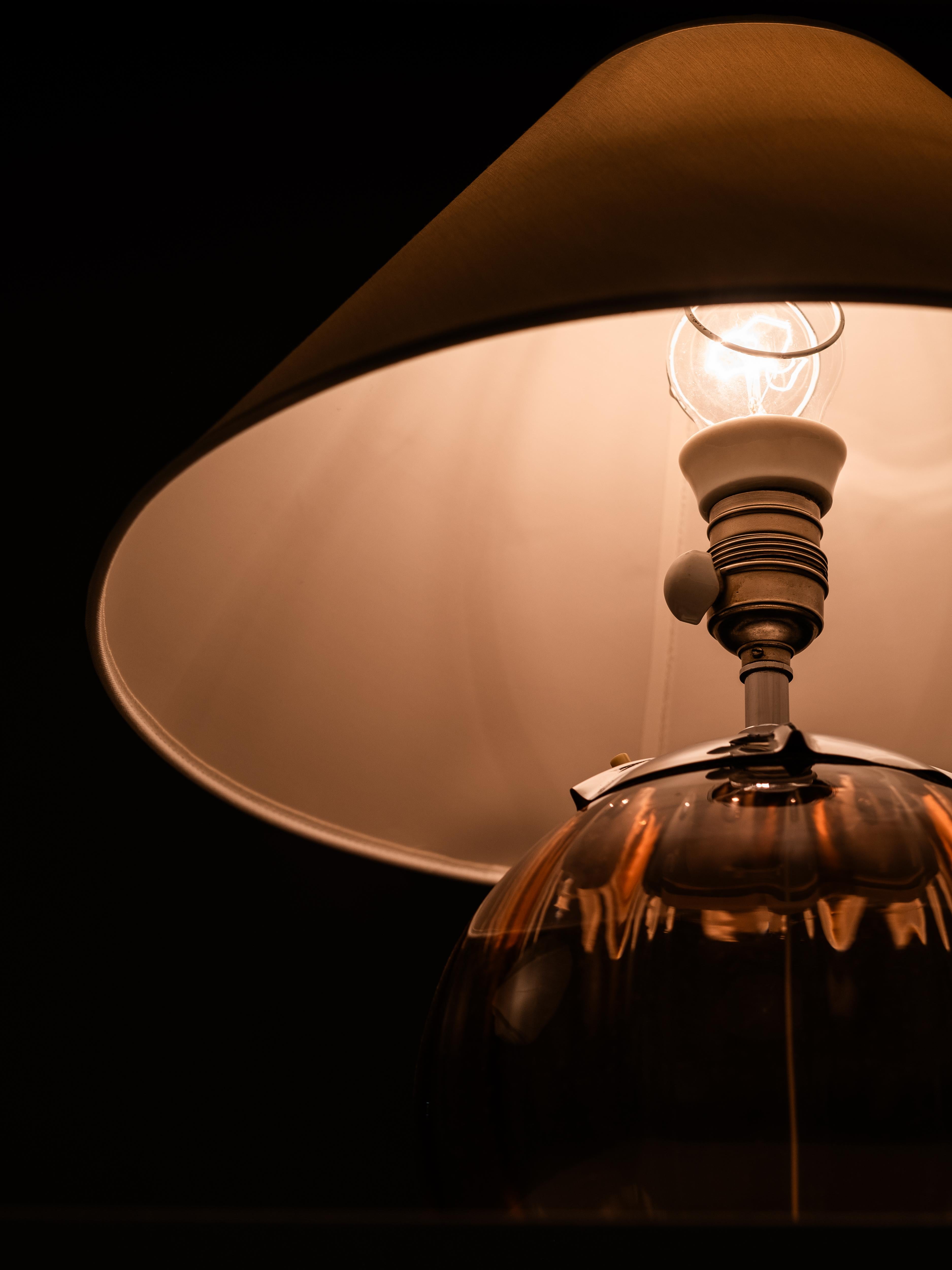 Lampe de table suédoise moderne en verre rose poussiéreux, années 1940 en vente 8