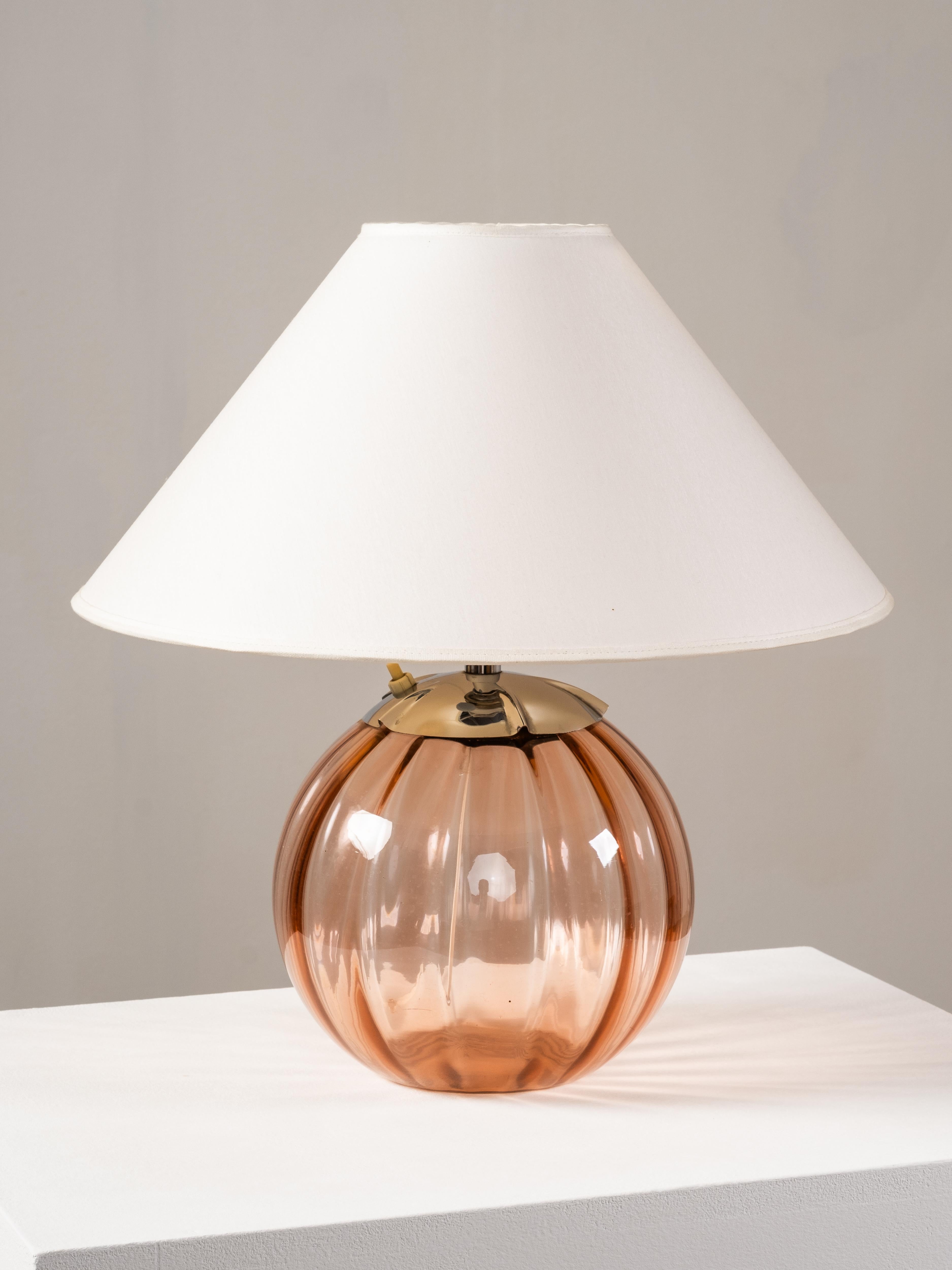 Suédois Lampe de table suédoise moderne en verre rose poussiéreux, années 1940 en vente