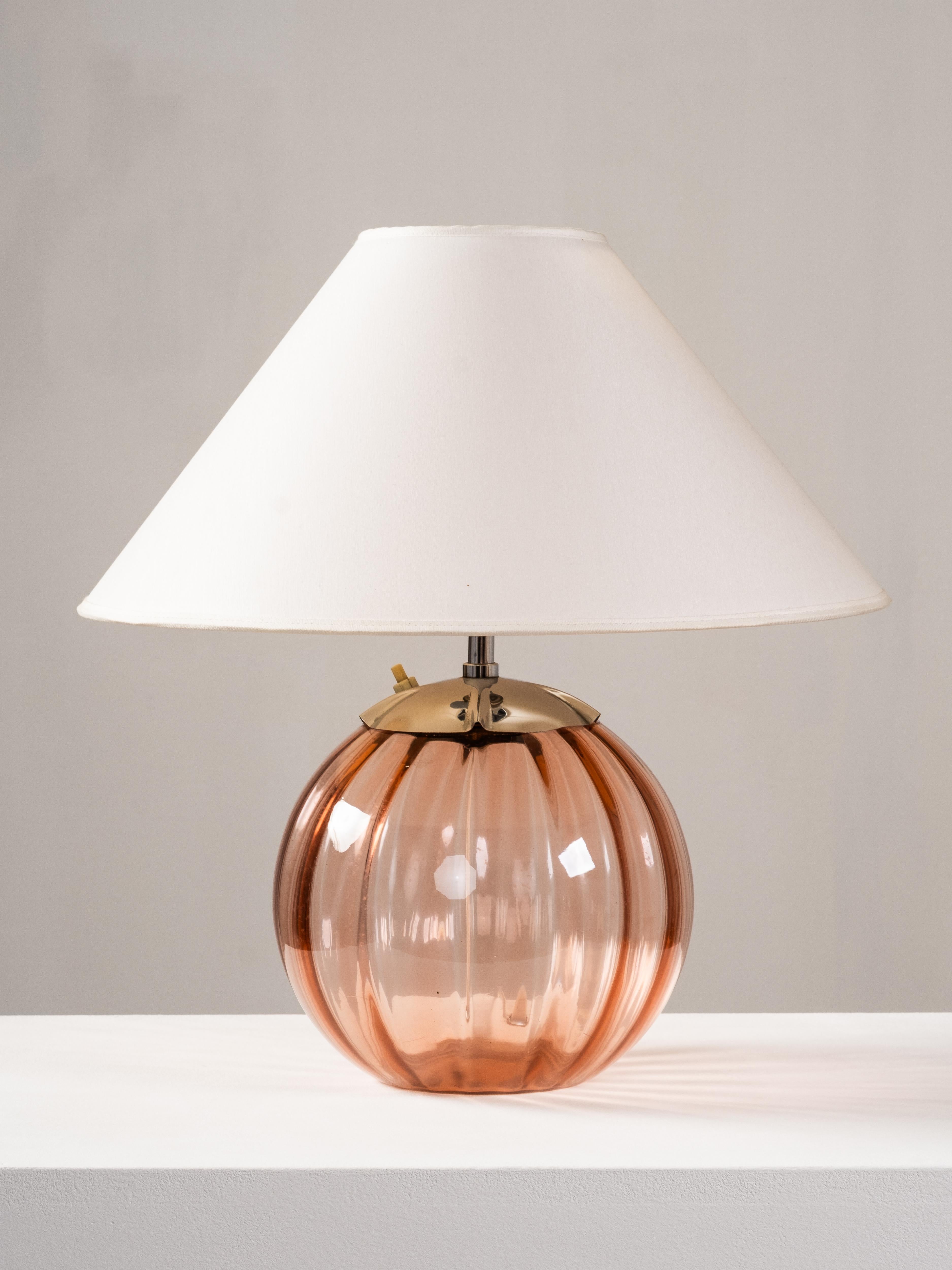 Lampe de table suédoise moderne en verre rose poussiéreux, années 1940 Bon état - En vente à Karis, Nyland