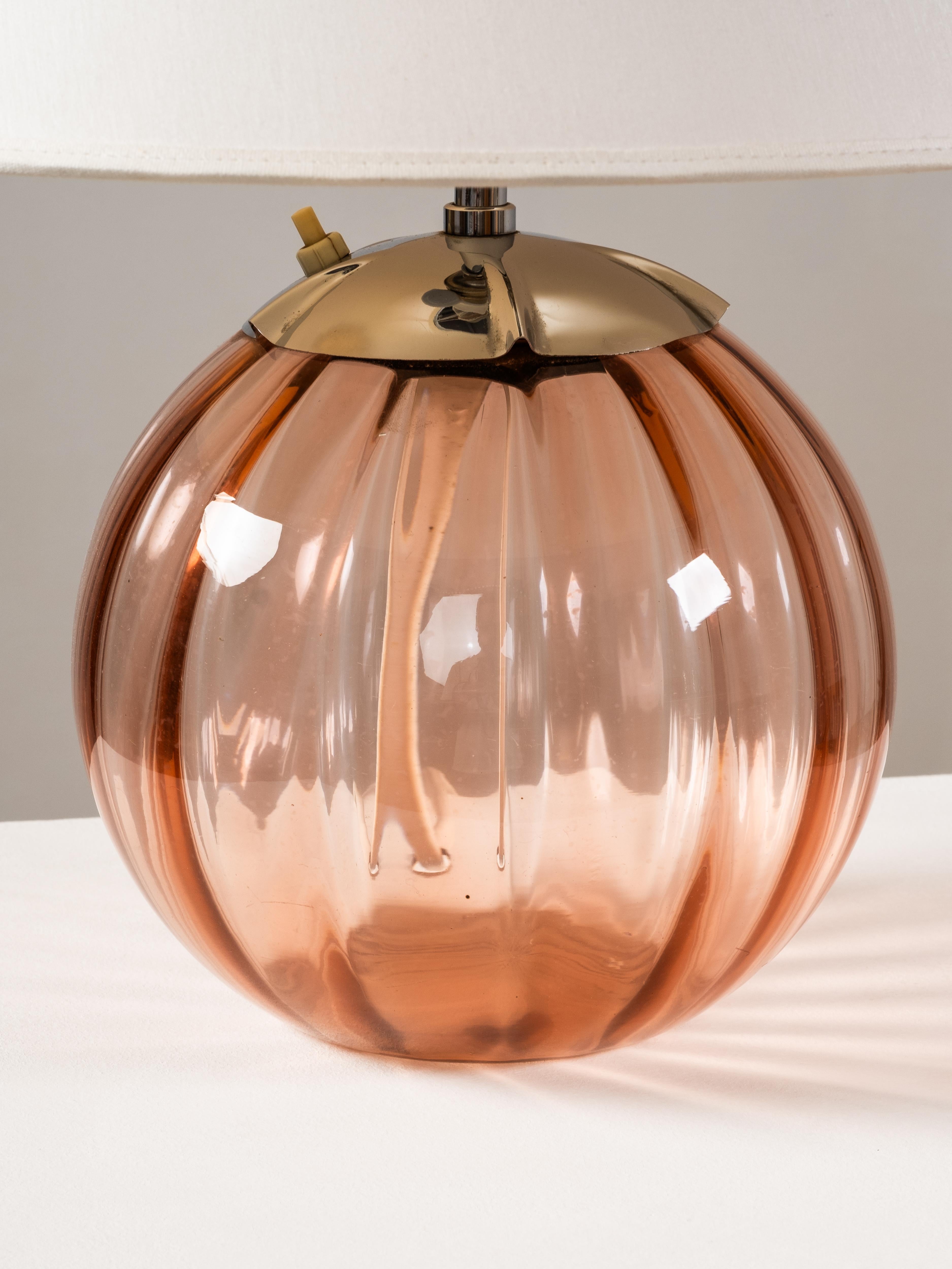 Milieu du XXe siècle Lampe de table suédoise moderne en verre rose poussiéreux, années 1940 en vente