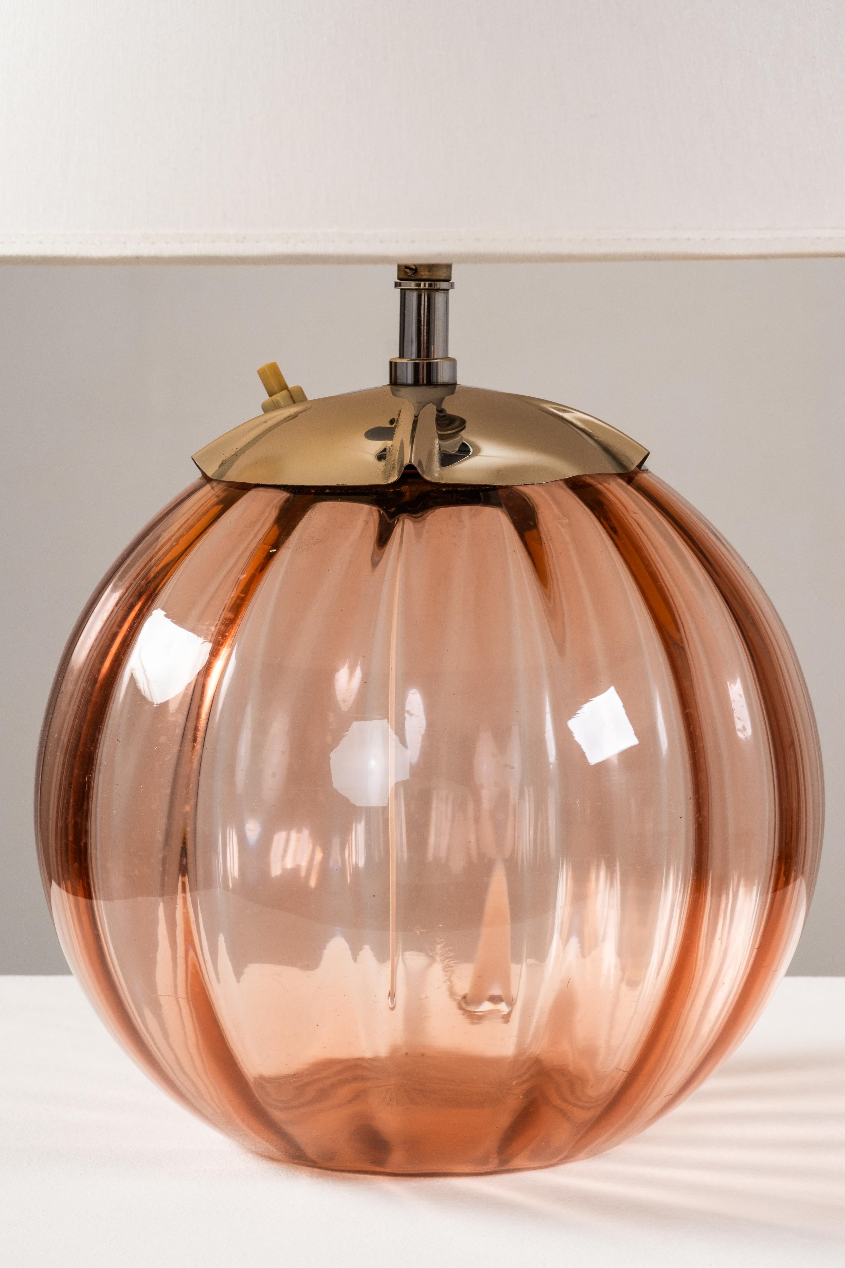 Laiton Lampe de table suédoise moderne en verre rose poussiéreux, années 1940 en vente