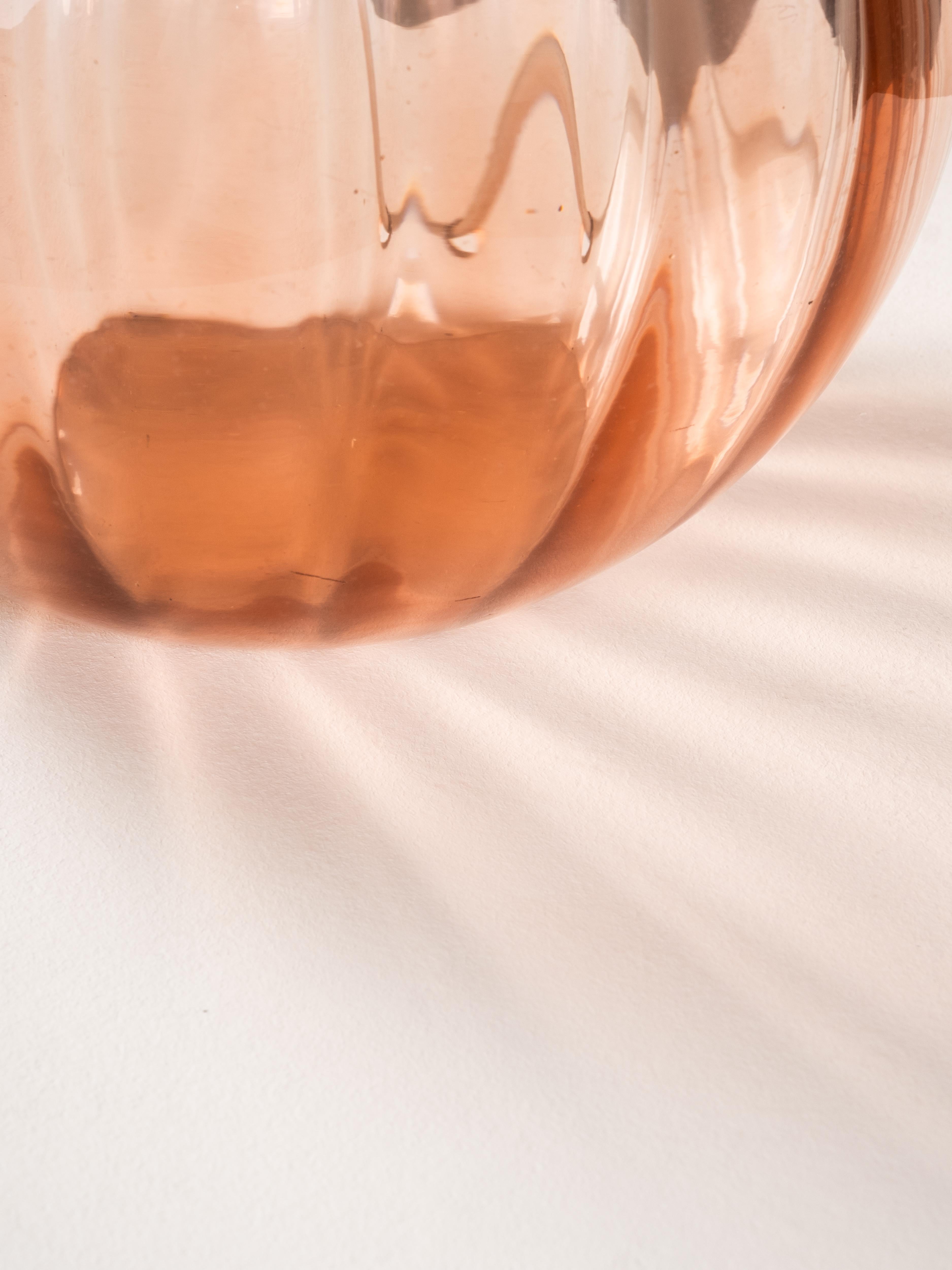 Lampe de table suédoise moderne en verre rose poussiéreux, années 1940 en vente 1