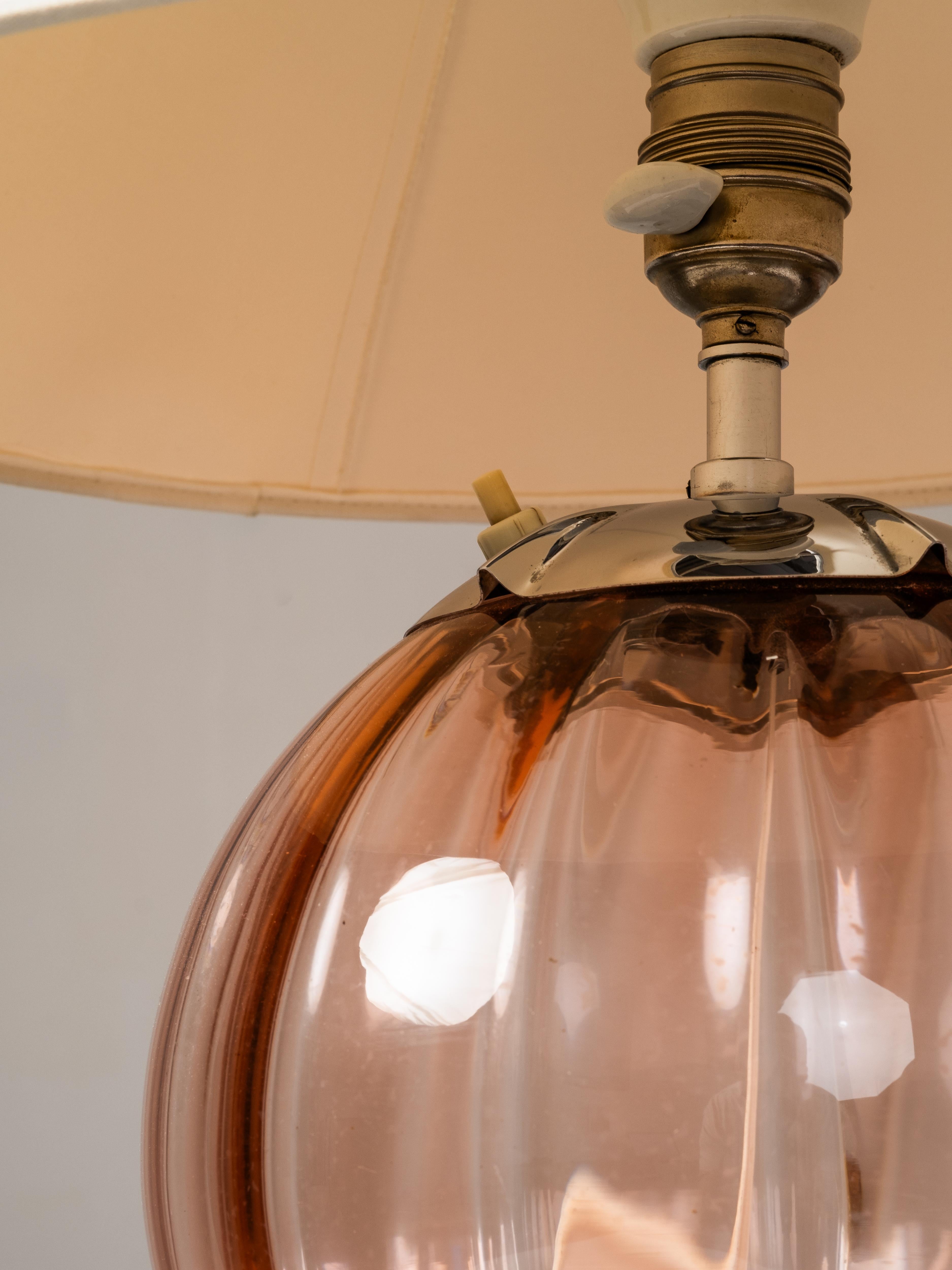 Lampe de table suédoise moderne en verre rose poussiéreux, années 1940 en vente 2