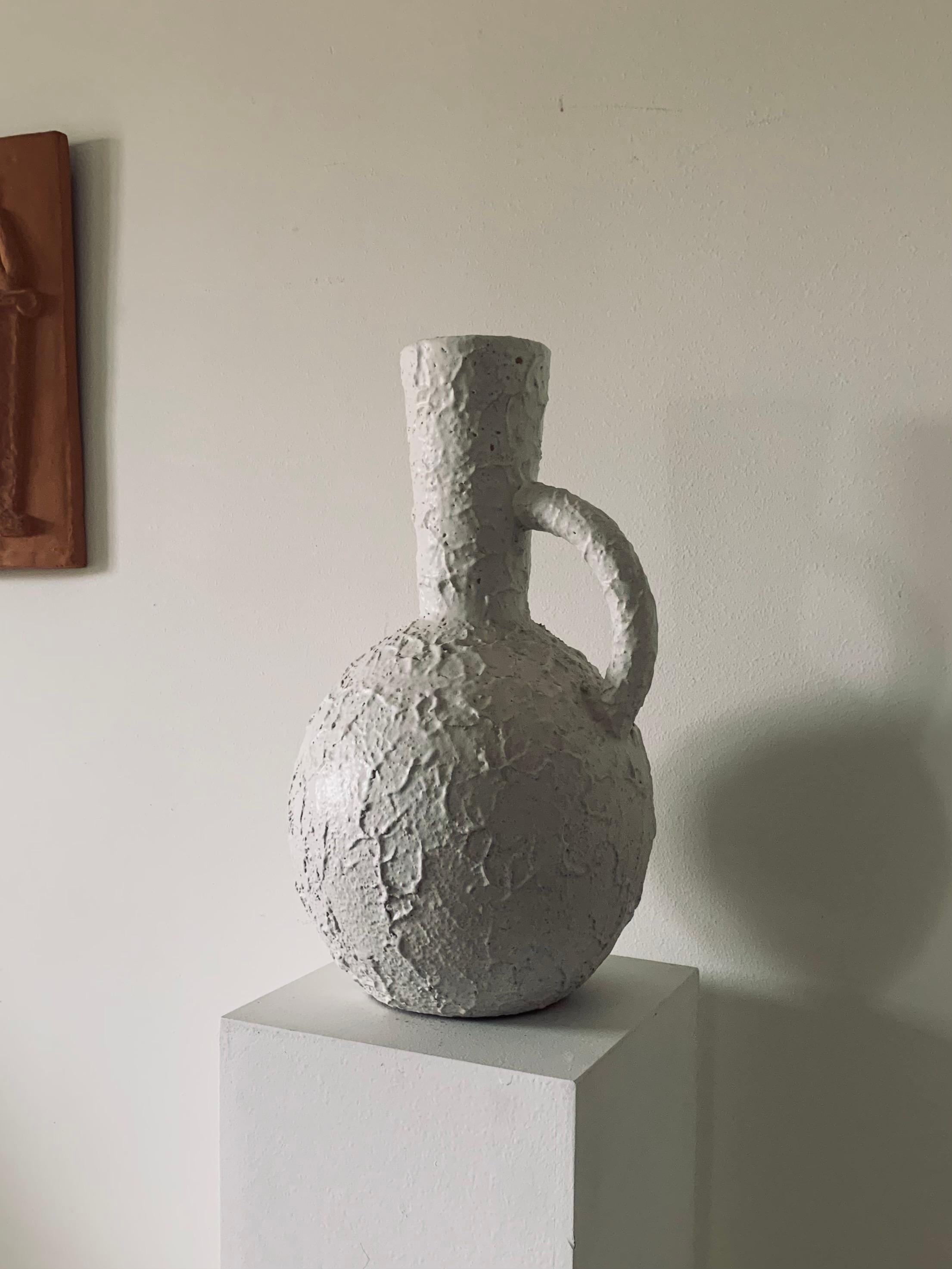 Grand vase de sol sculptural à surface texturée conçu par John Andersson pour Andersson & Johansson Höganäs dans les années 1950. Fabriqué à la main à Höganäs en Suède. Fabriqué en faïence avec une glaçure blanche à texture mate. Très bon état avec