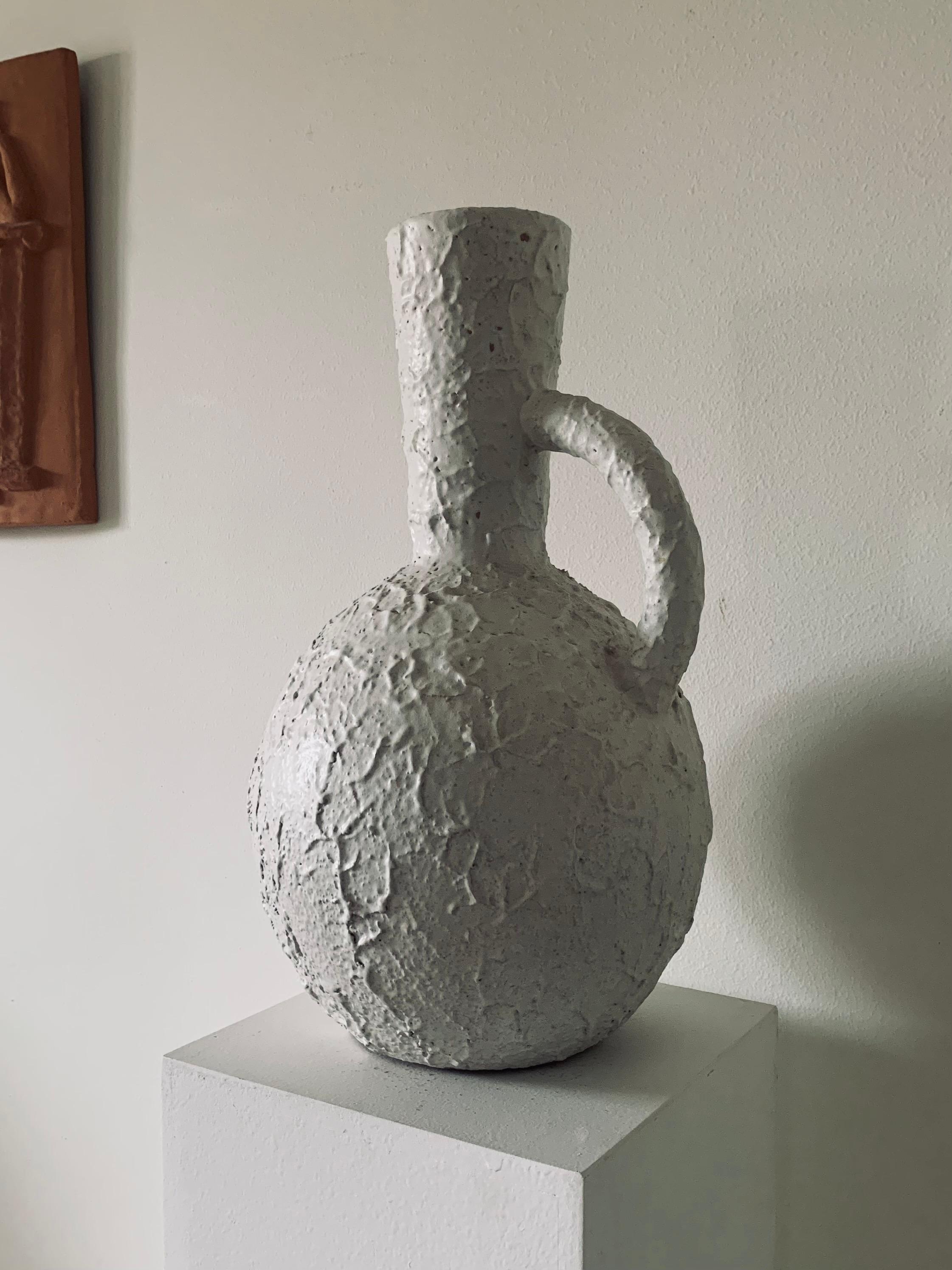 Scandinave moderne Vase de sol moderne suédois en faïence avec poignée par John Andersson Höganäs en vente