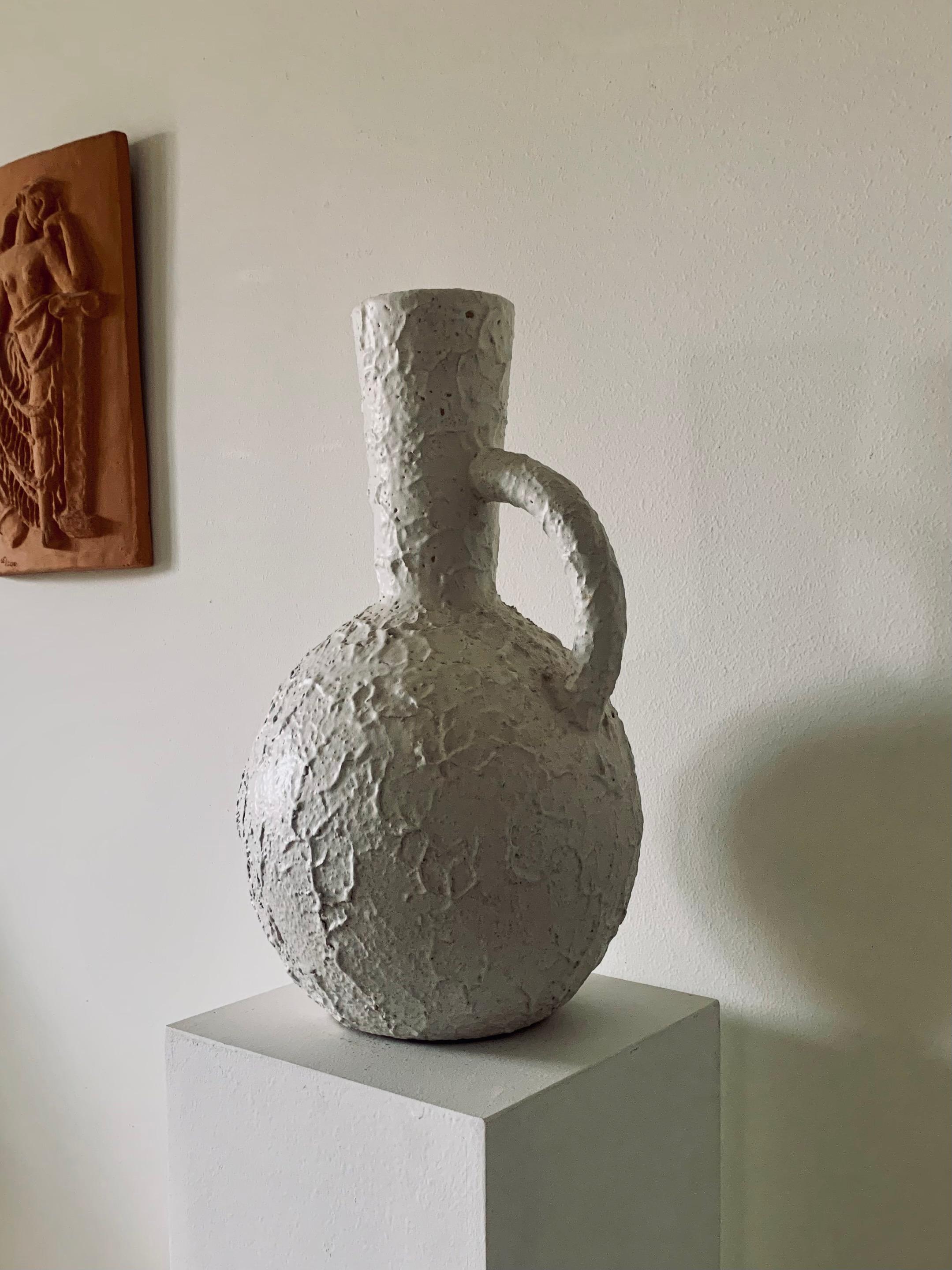 Vernissé Vase de sol moderne suédois en faïence avec poignée par John Andersson Höganäs en vente