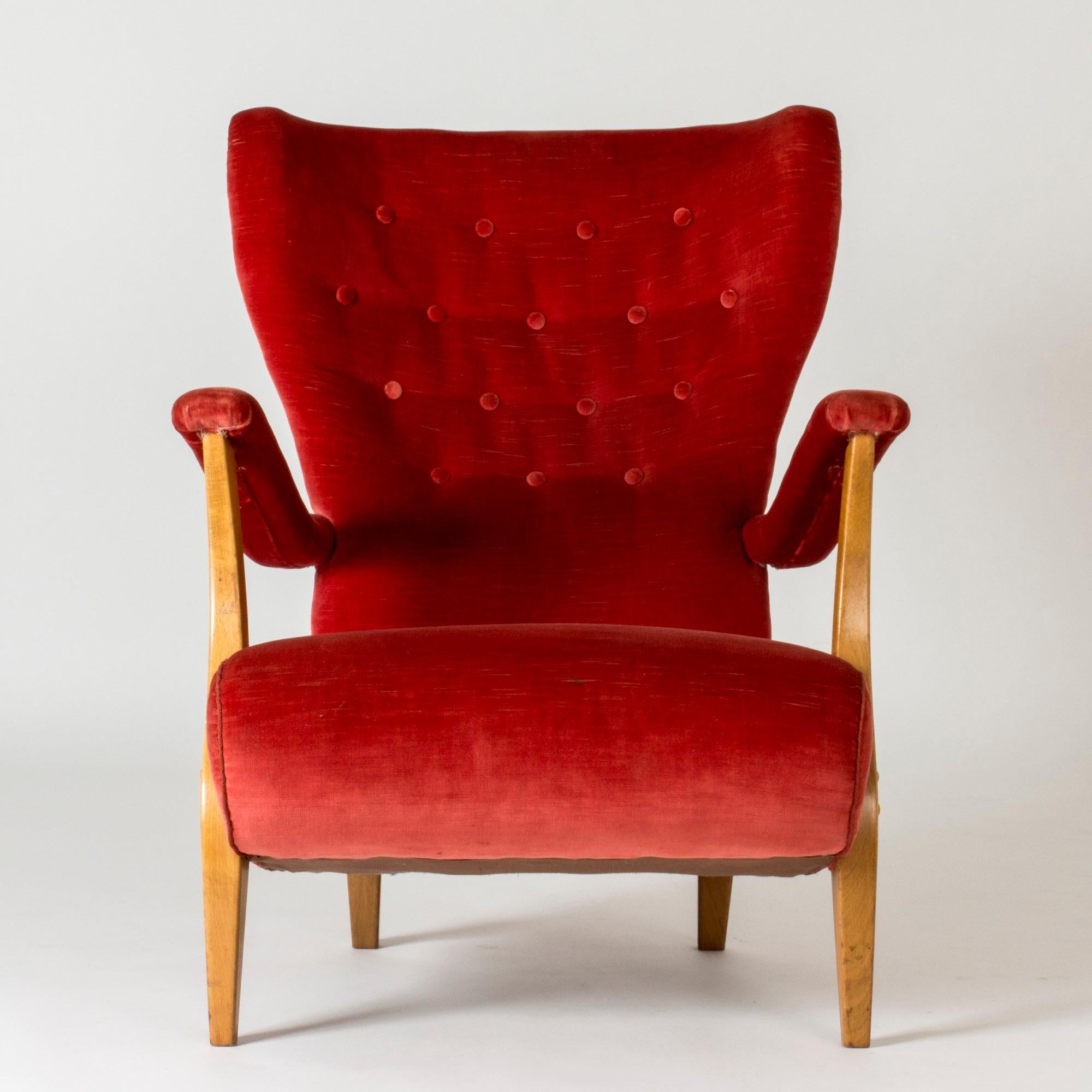Magnifique fauteuil moderne suédois, aux lignes fluides et audacieuses. Tapisserie d'origine en velours rose corail.