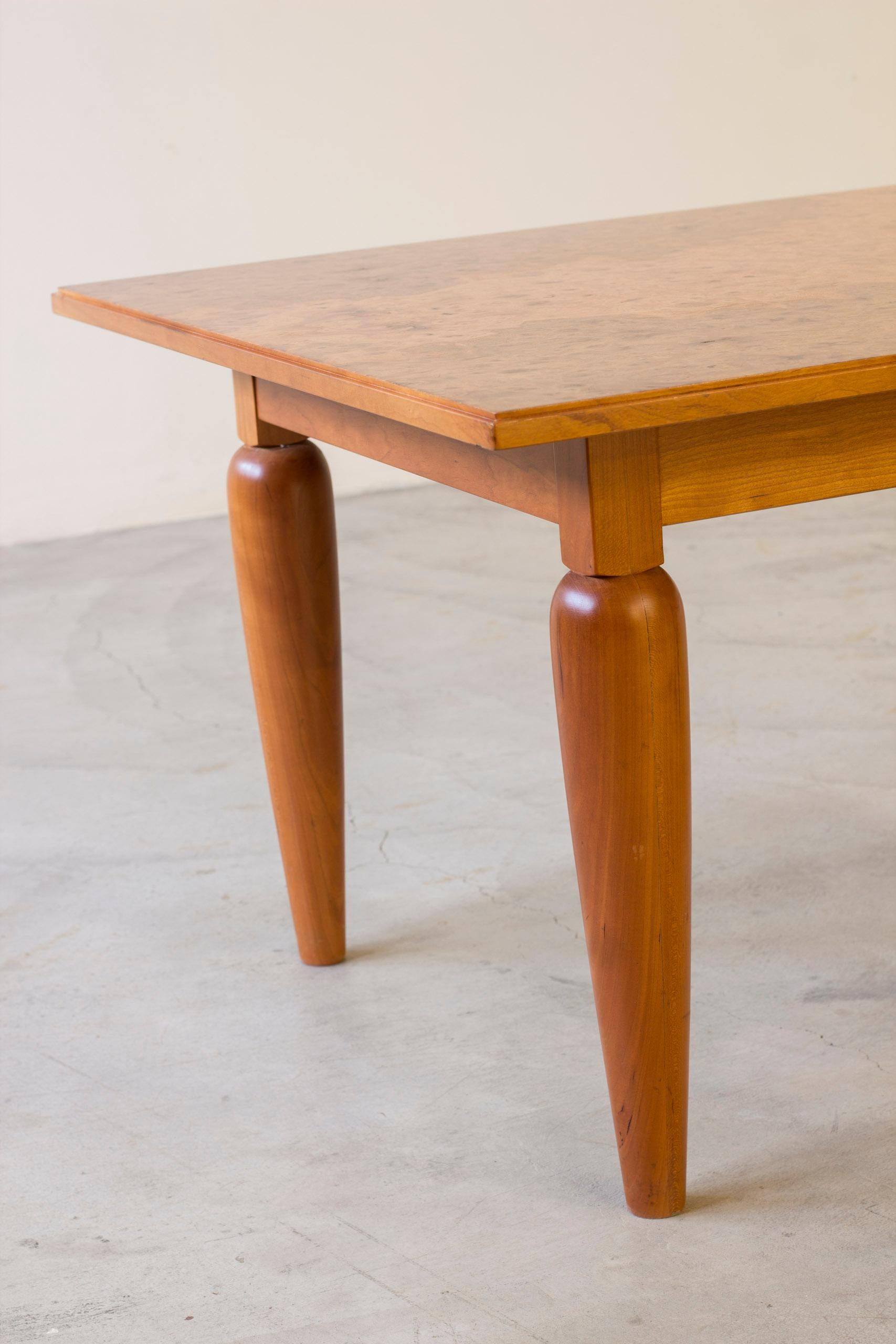 Table moderne suédoise en orme dans le style de Josef Frank, Suède années 1940 en vente 4