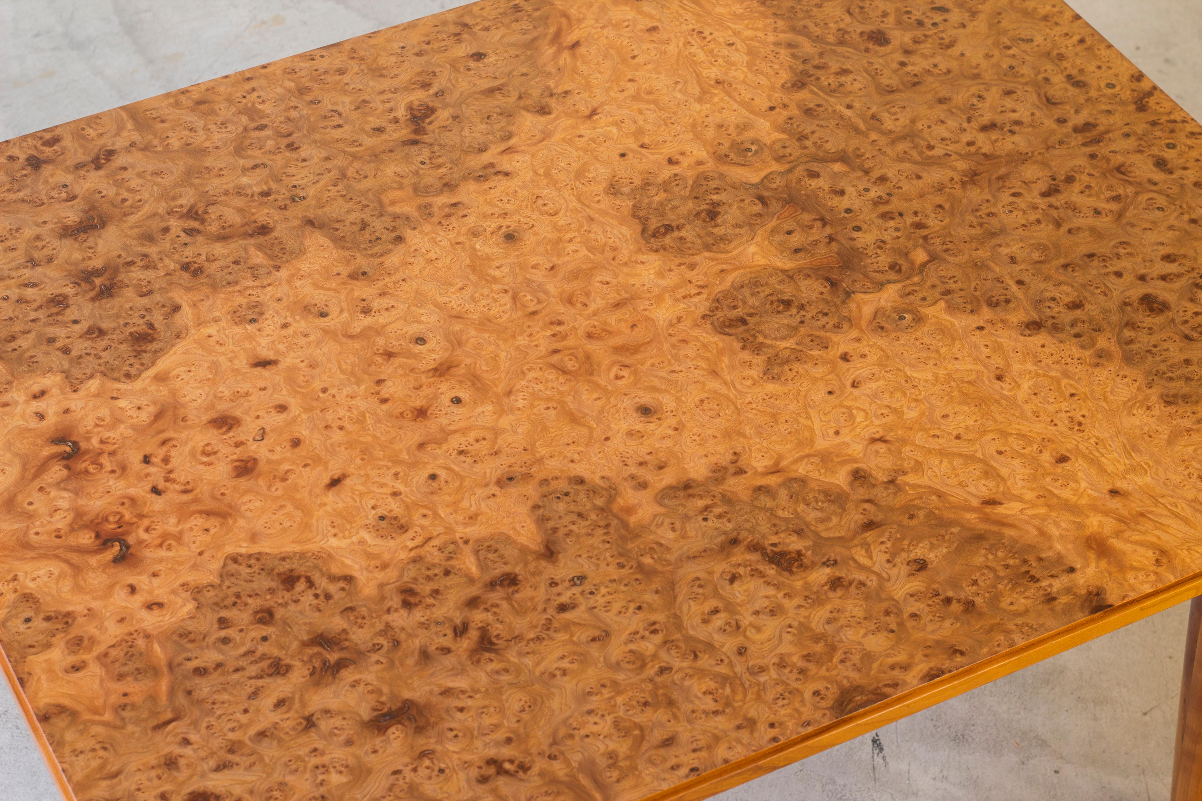 Table moderne suédoise en orme dans le style de Josef Frank, Suède années 1940 en vente 1