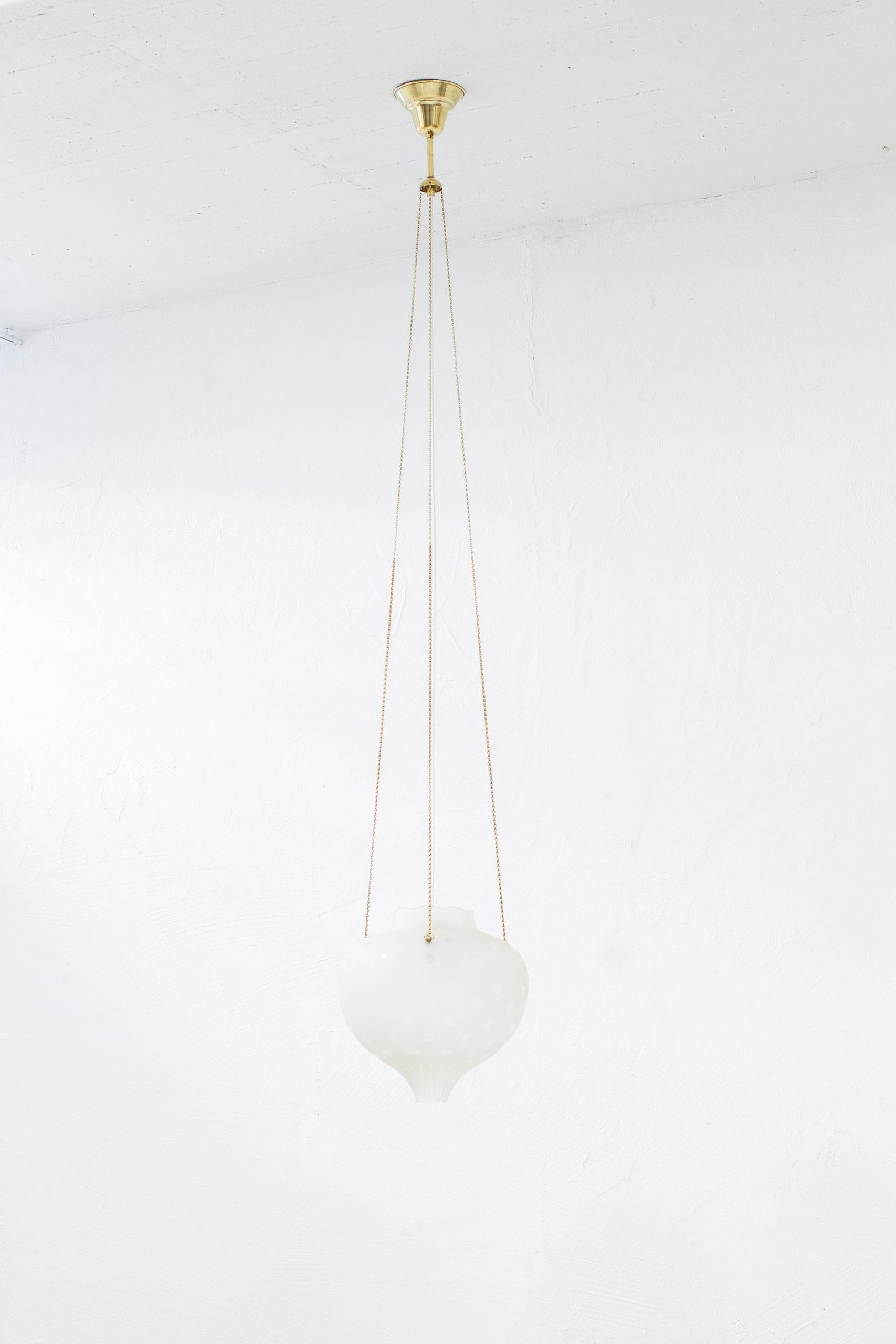 Swedish modern ceiling pendant attributed to Flygsfors. Made from etched and frosted glass with brass details, chain and ceiling mount. Very good vintage condition with age related patina and wear.

Dimensions: 
Ø. 30 
H. 30 cm 
(total height