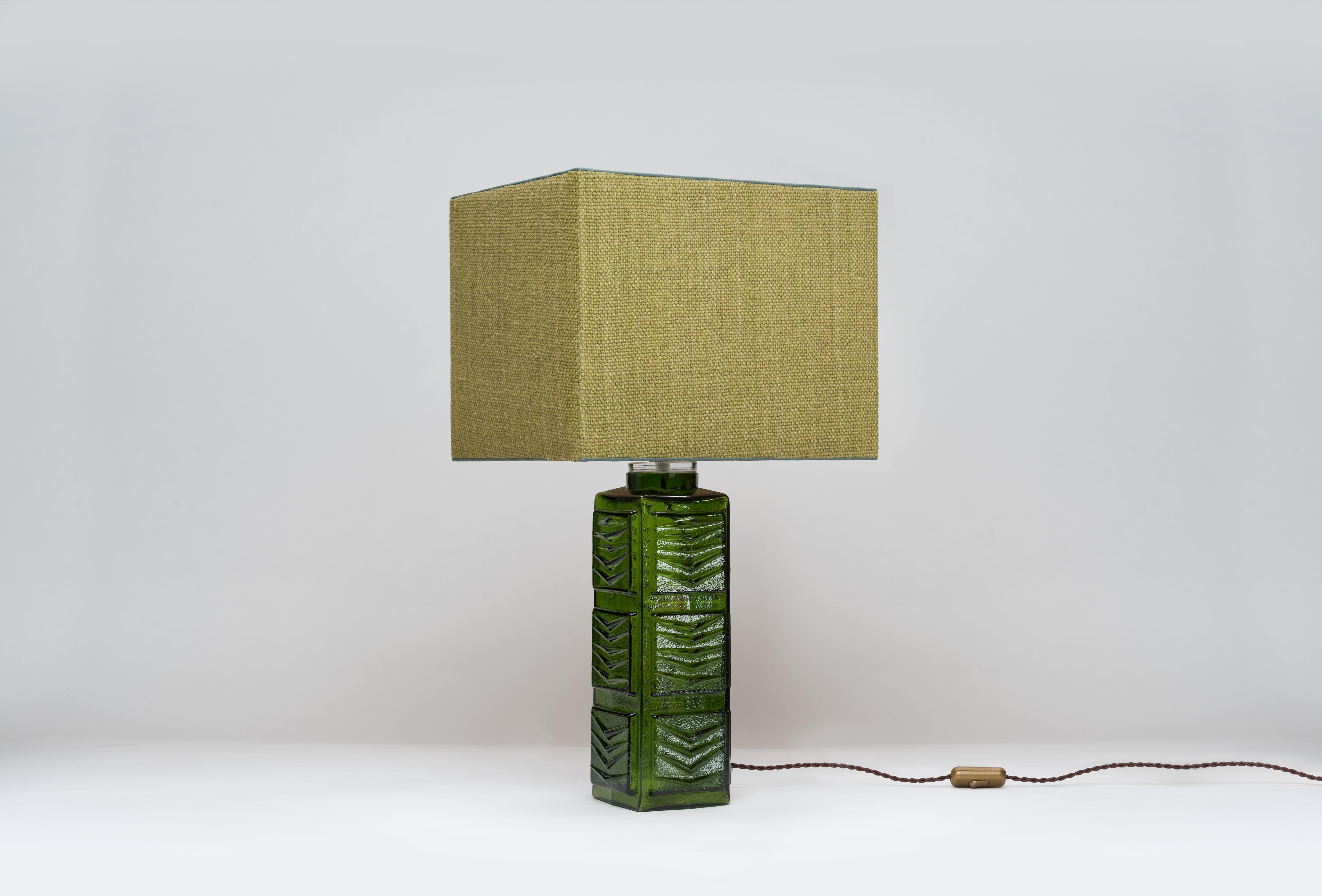 Vintage Swedish glass table lamp from 1970 with abstract fern motif. Most likely made at Gullaskruf Glasbruk in Sweden. 
The shade is handmade for the lamp in a unique shape and made of a beautiful coarse green linen quality fabric. The shade has a