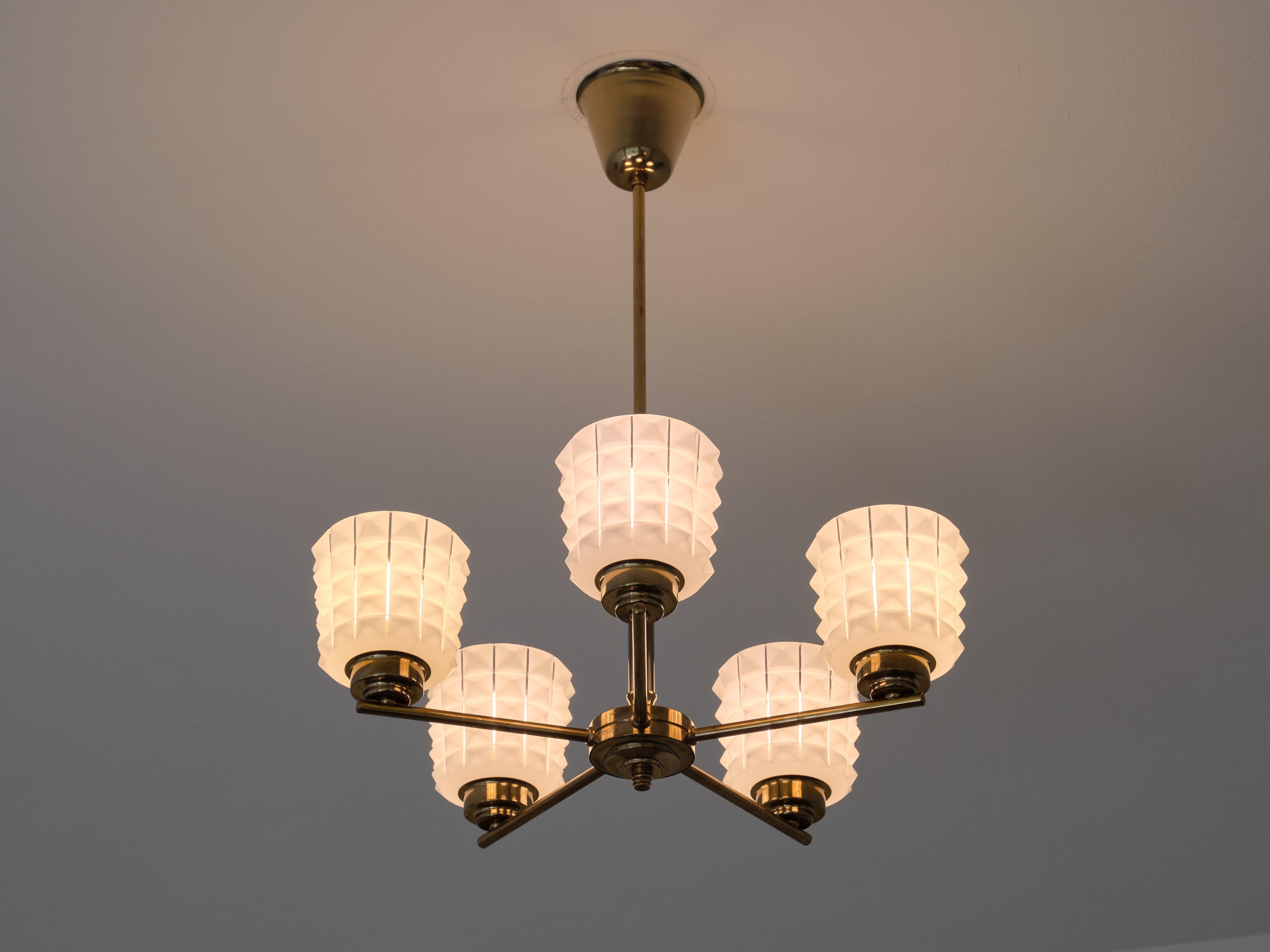 Lampadario moderno svedese a cinque bracci in ottone e vetro opalino tempestato, anni '50 in vendita 5