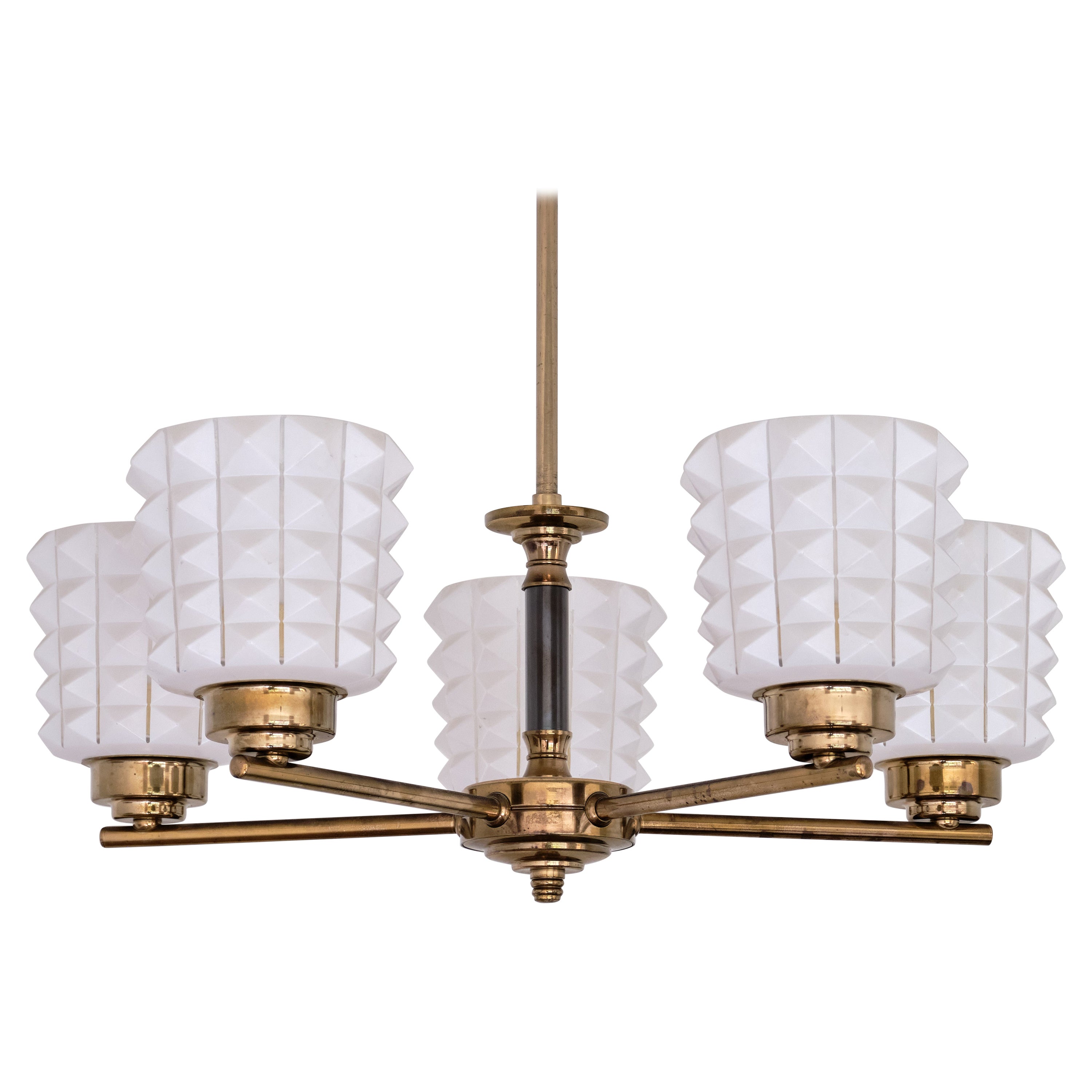 Lampadario moderno svedese a cinque bracci in ottone e vetro opalino tempestato, anni '50 in vendita