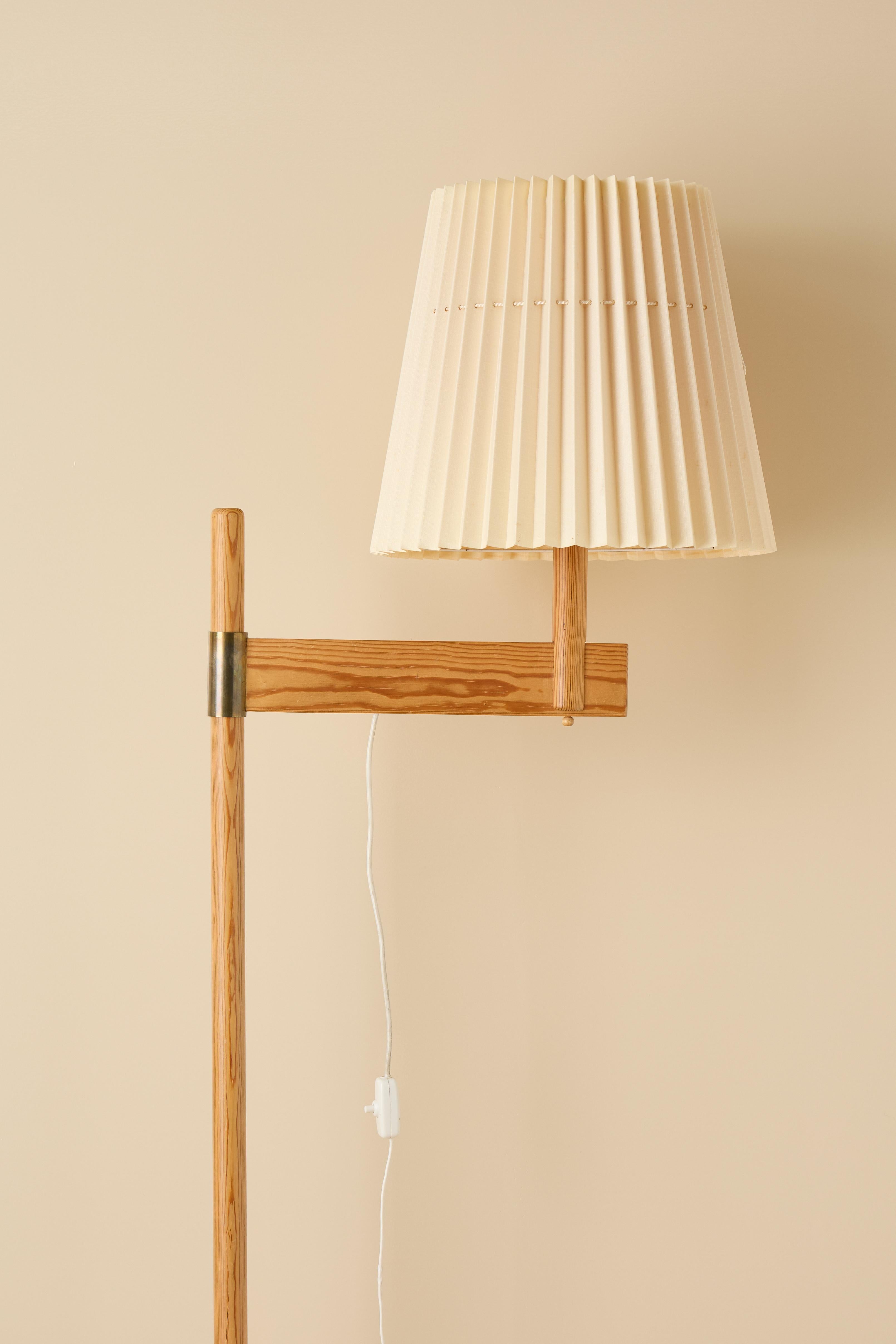 Lampadaire moderne suédois en pin. Très bon état.
Hauteur réglable entre 144 et 184 cm
