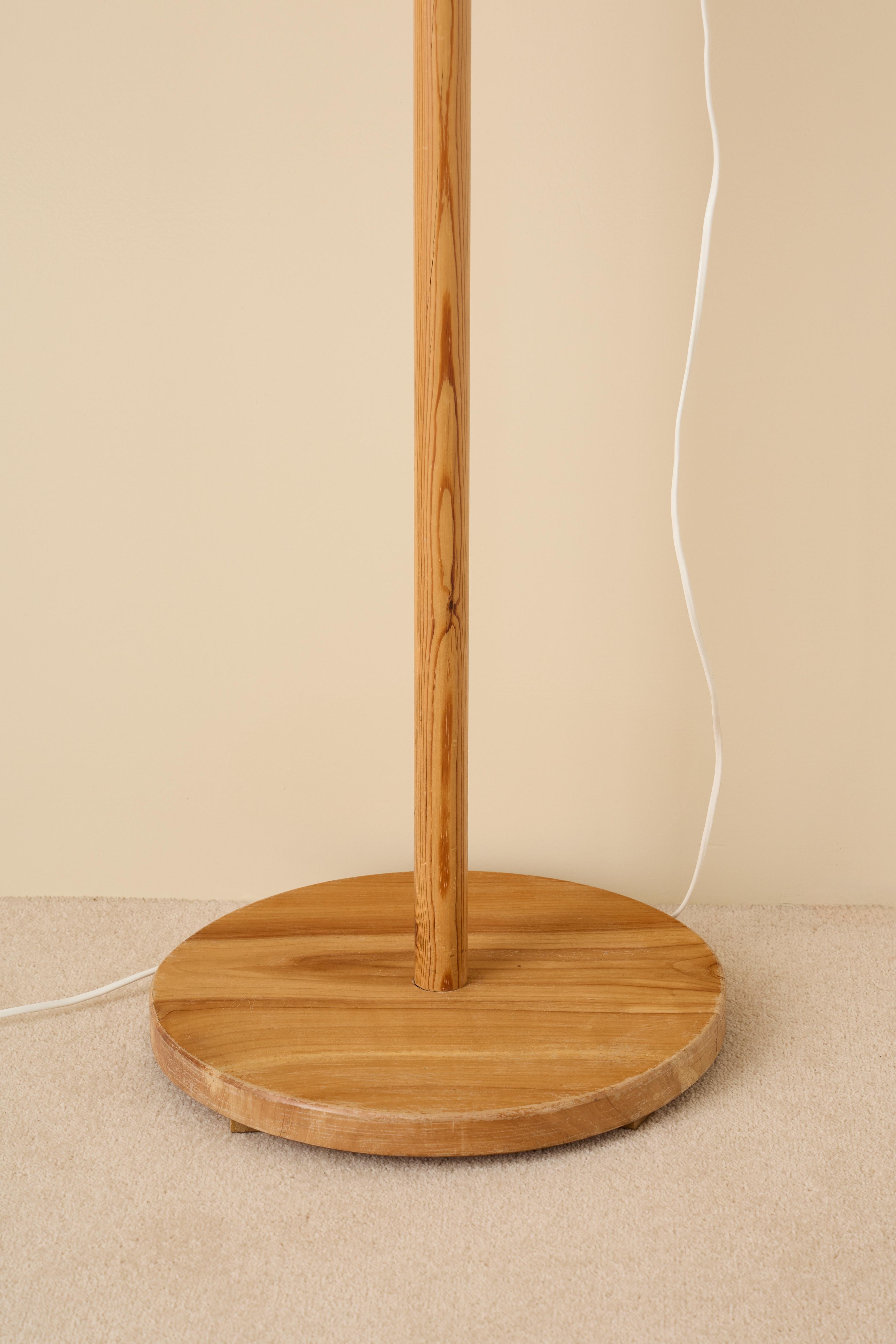 Pin Lampadaire moderne suédois, années 1960 en vente