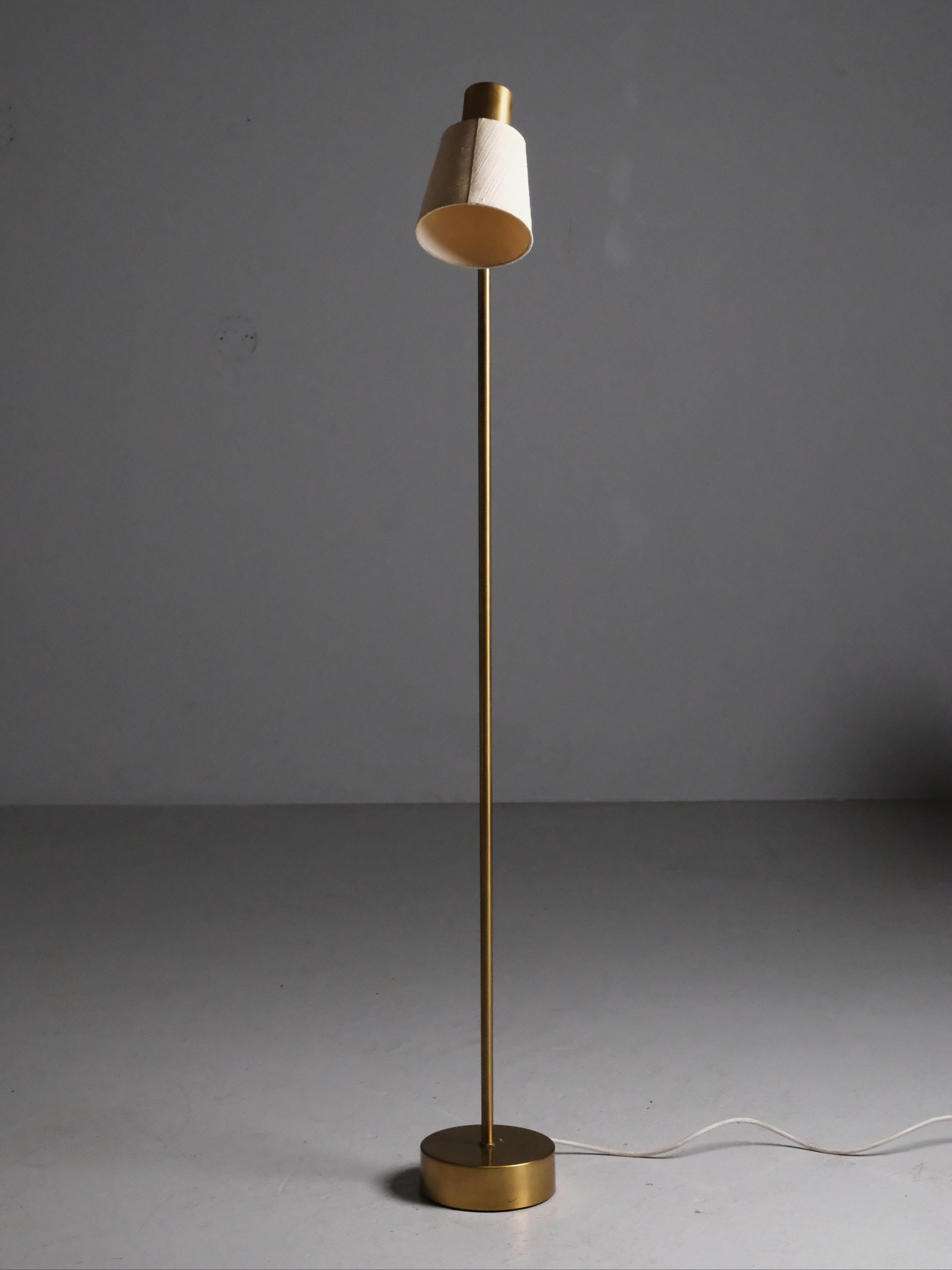 Lámpara de pie modernista diseñada por Hans Bergström para Ateljé Lyktan en Suecia durante la década de 1940. 

Modelo 