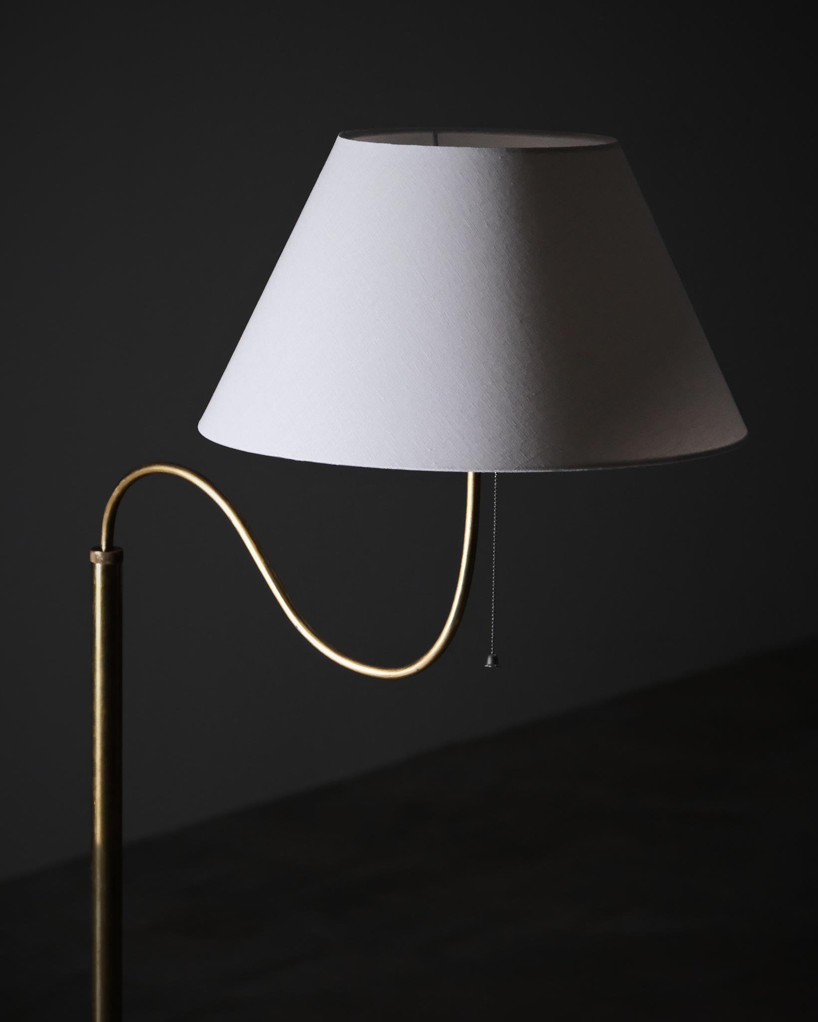 Ottone Lampada da terra moderna svedese, designer anonimo, anni 1940-1950 in vendita