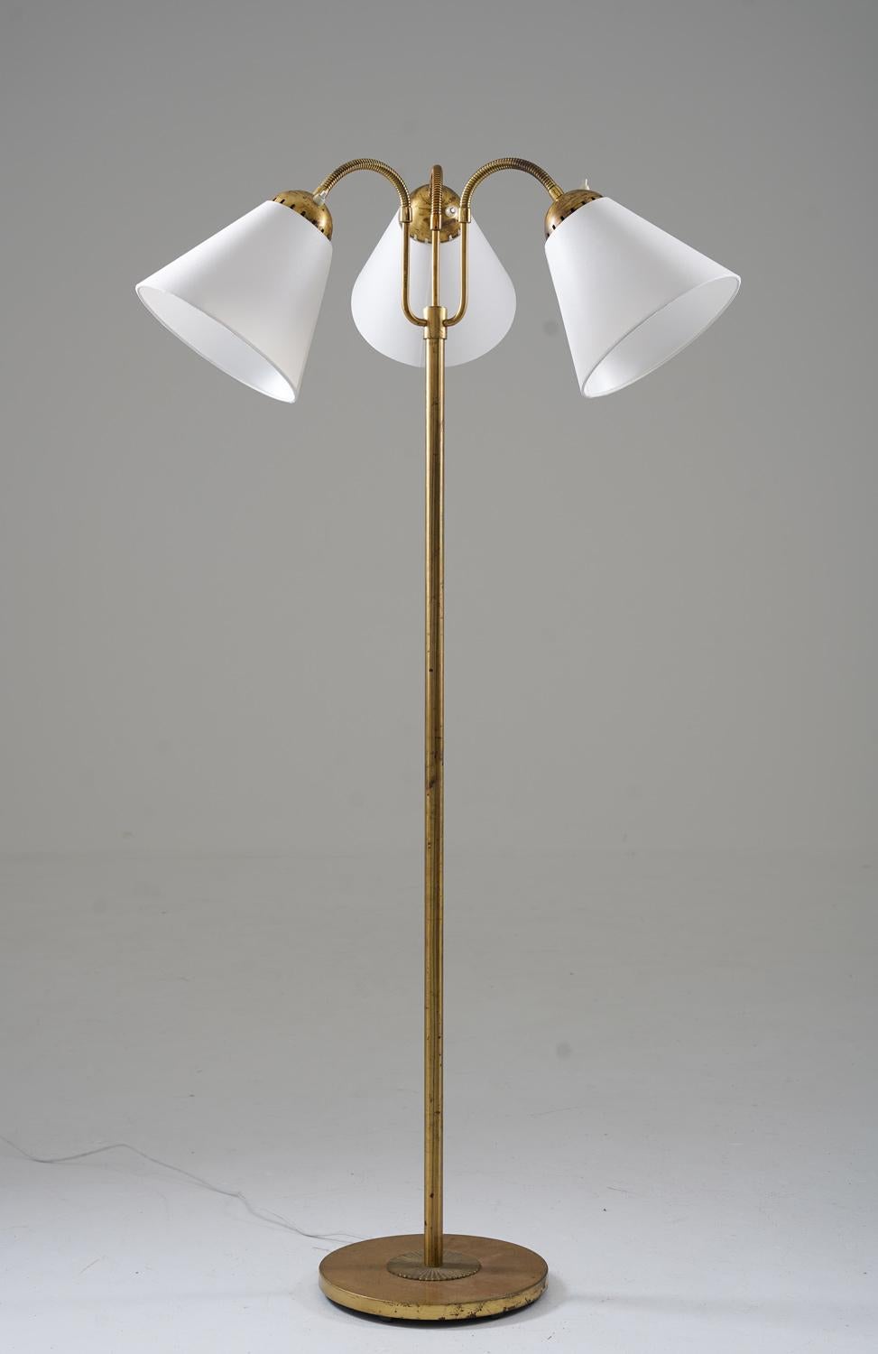 Voici un captivant lampadaire moderne suédois des années 1940, fabriqué avec expertise par Böhlmarks. Cette pièce exquise est dotée de trois sources lumineuses réglables, ce qui ajoute une touche de polyvalence à son design.

Conservant son charme