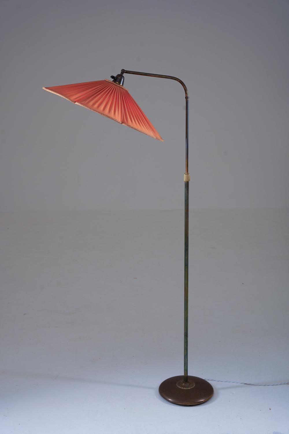 Charmant lampadaire moderne suédois de Nordiska Kompaniet (NK), Suède, années 1940.
La lampe se compose d'une base et d'une tige en laiton, supportant un bras pivotant qui soutient l'abat-jour.
La hauteur est réglable entre 130 et 170 cm. 

Condit :