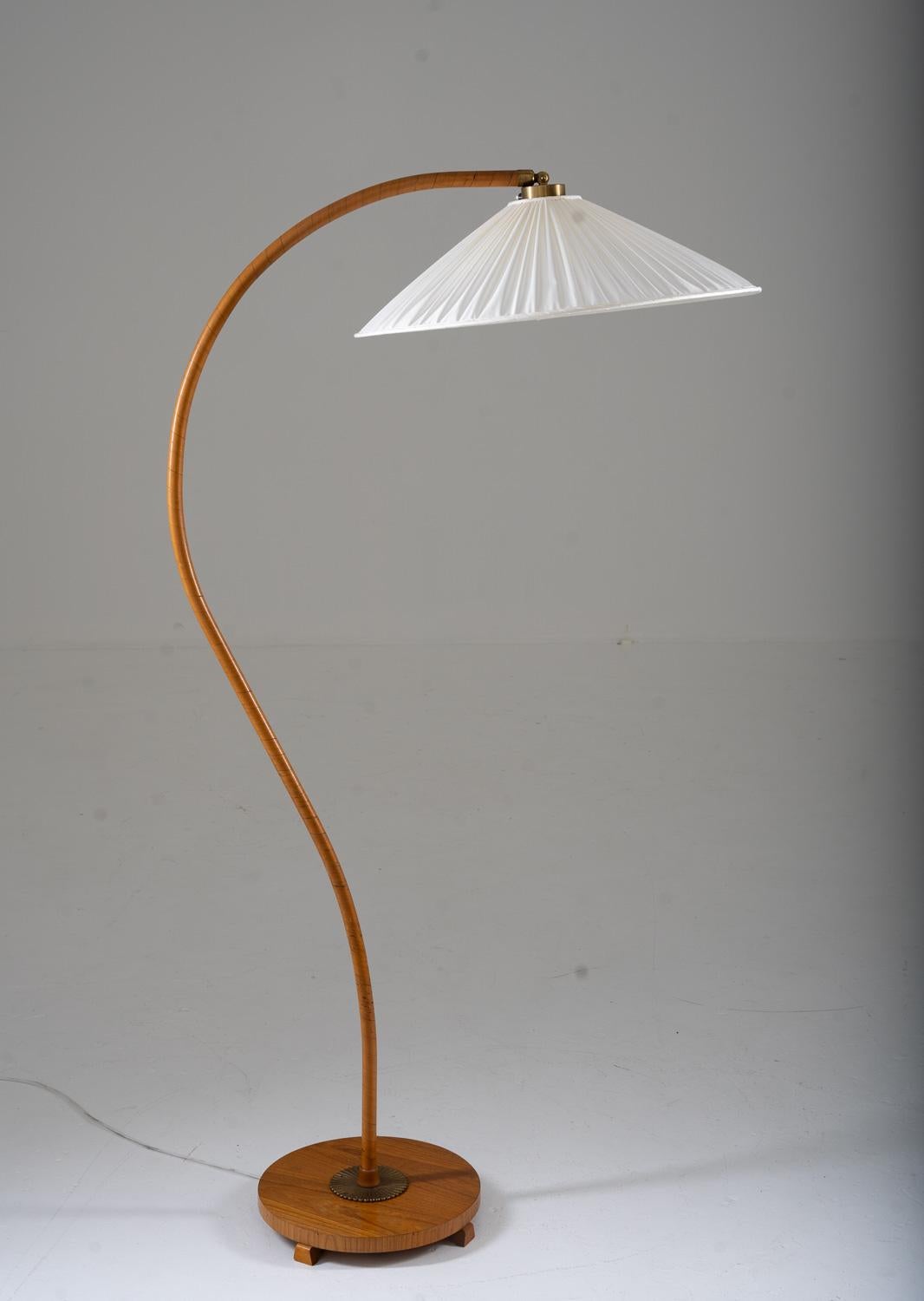 Majestic lampadaire à col de cygne fabriqué en Suède, années 1930.
Ce lampadaire se compose d'une tige joliment courbée et d'une sangle en placage d'orme. La tige est soutenue par une base en bois avec des détails en laiton.

État : très bon état.