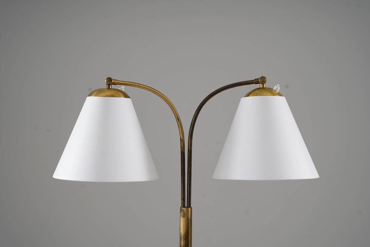 Svedese Lampada da terra moderna svedese in ottone, anni '40 in vendita