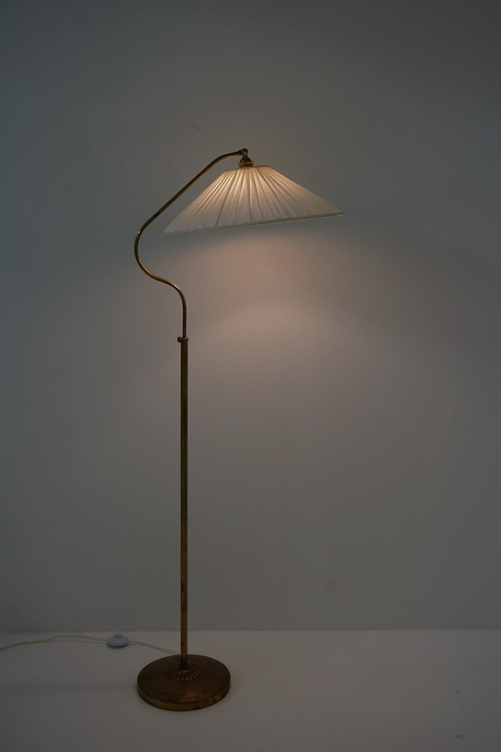 Schwedische moderne Stehlampe aus Messing, 1940er-Jahre im Angebot 3