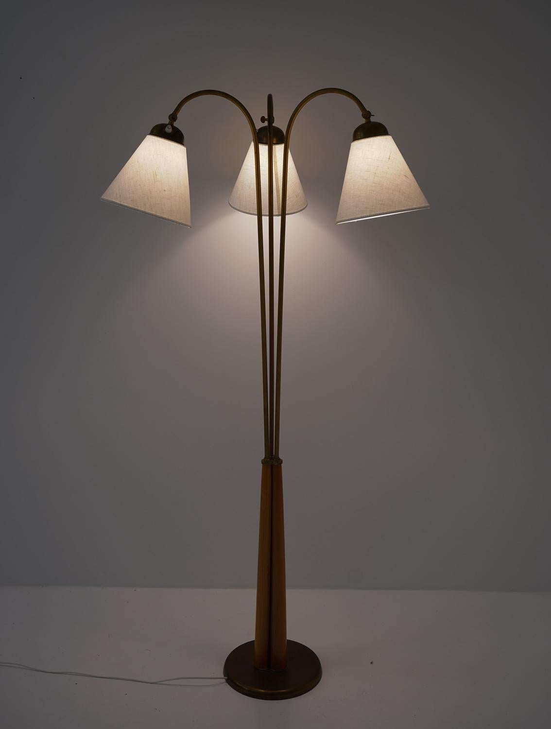 Schwedische moderne Stehlampe aus Messing, 1940er-Jahre im Angebot 4