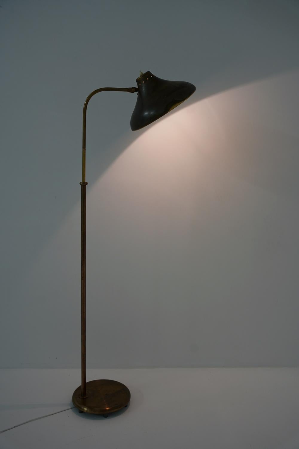 Schwedische moderne Stehlampe aus Messing von Böhlmarks, 1940er Jahre im Angebot 6