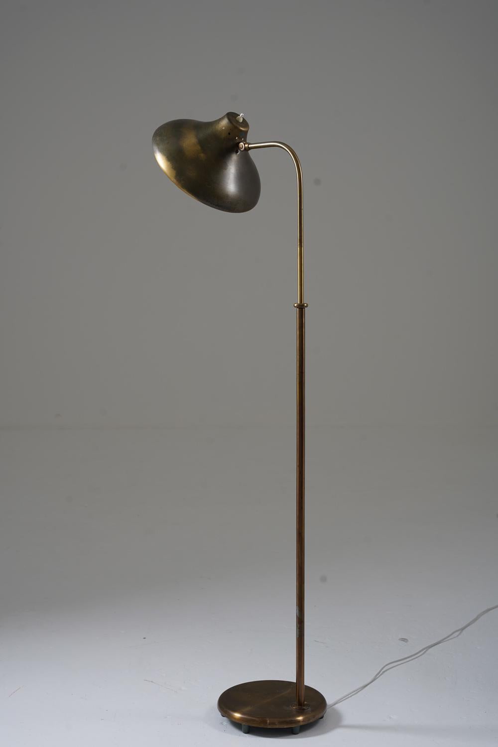 Schwedische moderne Stehlampe aus Messing von Böhlmarks, 1940er Jahre im Zustand „Gut“ im Angebot in Karlstad, SE
