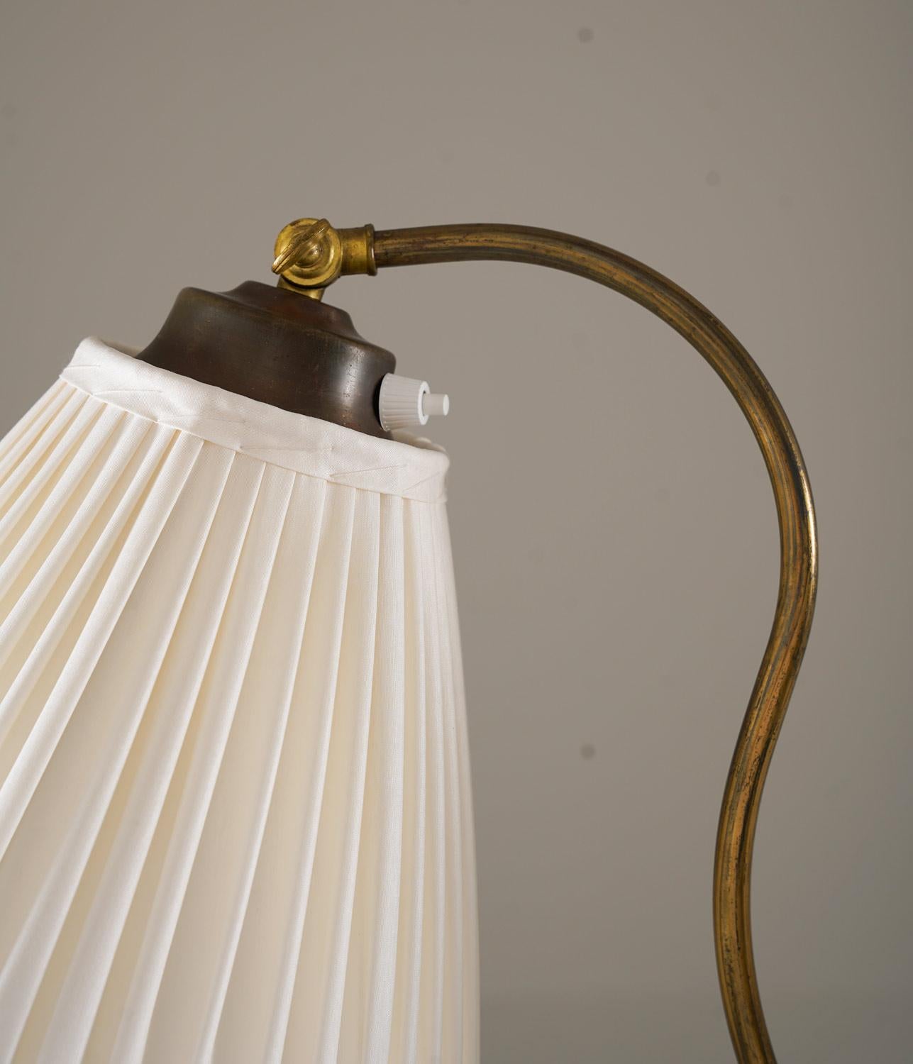 Swedish Modern Floor Lamp in Brass, by Corona, 1940s In Good Condition For Sale In Karlstad, SE