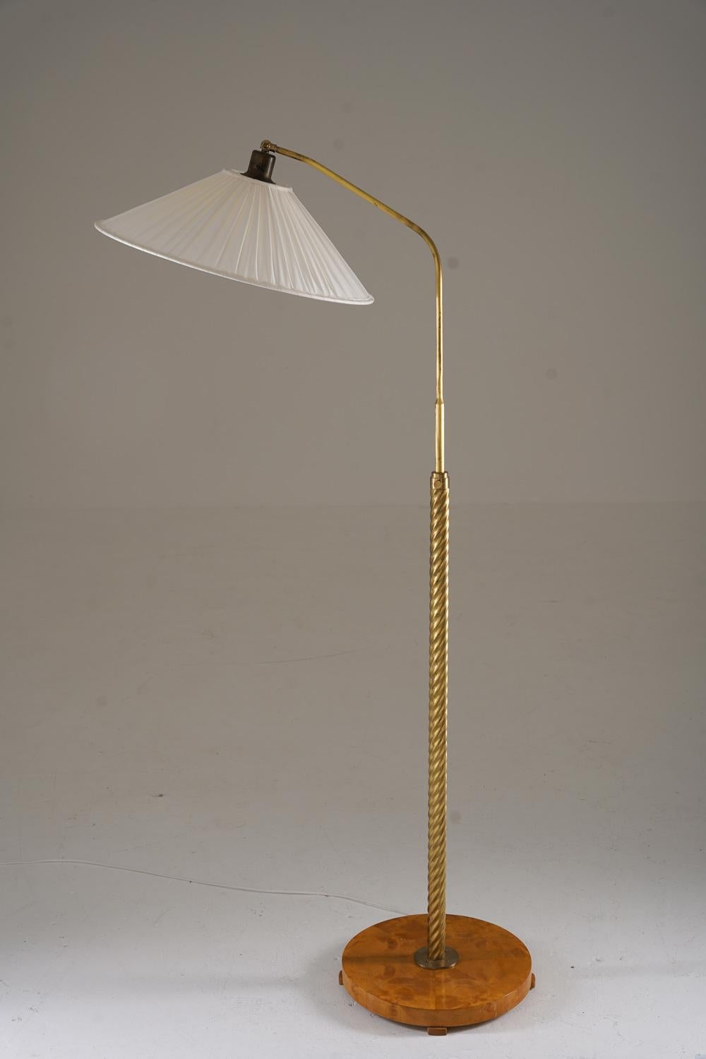 Ce charmant lampadaire de style The Modern Modern Modern, fabriqué en Suède dans les années 1940 par un designer inconnu, illustre l'élégance intemporelle du design scandinave. La lampe est dotée d'une base en bois magnifiquement travaillée et d'une