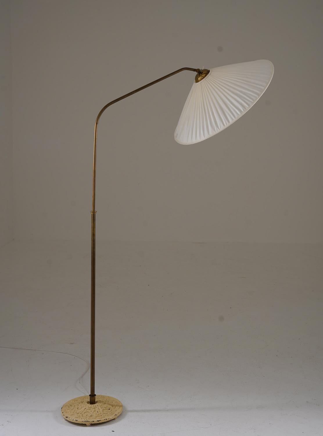 Mid-Century Modern Lampadaire moderne suédois en laiton en vente