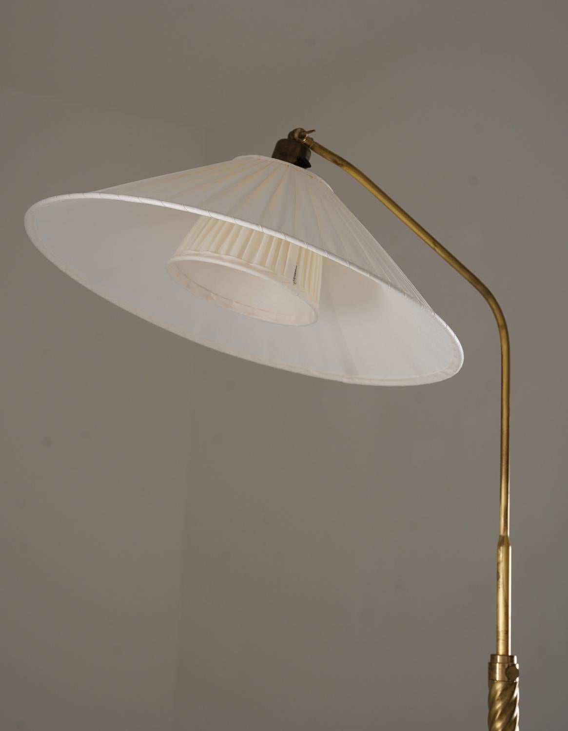 Mid-Century Modern Lampadaire moderne suédois en laiton