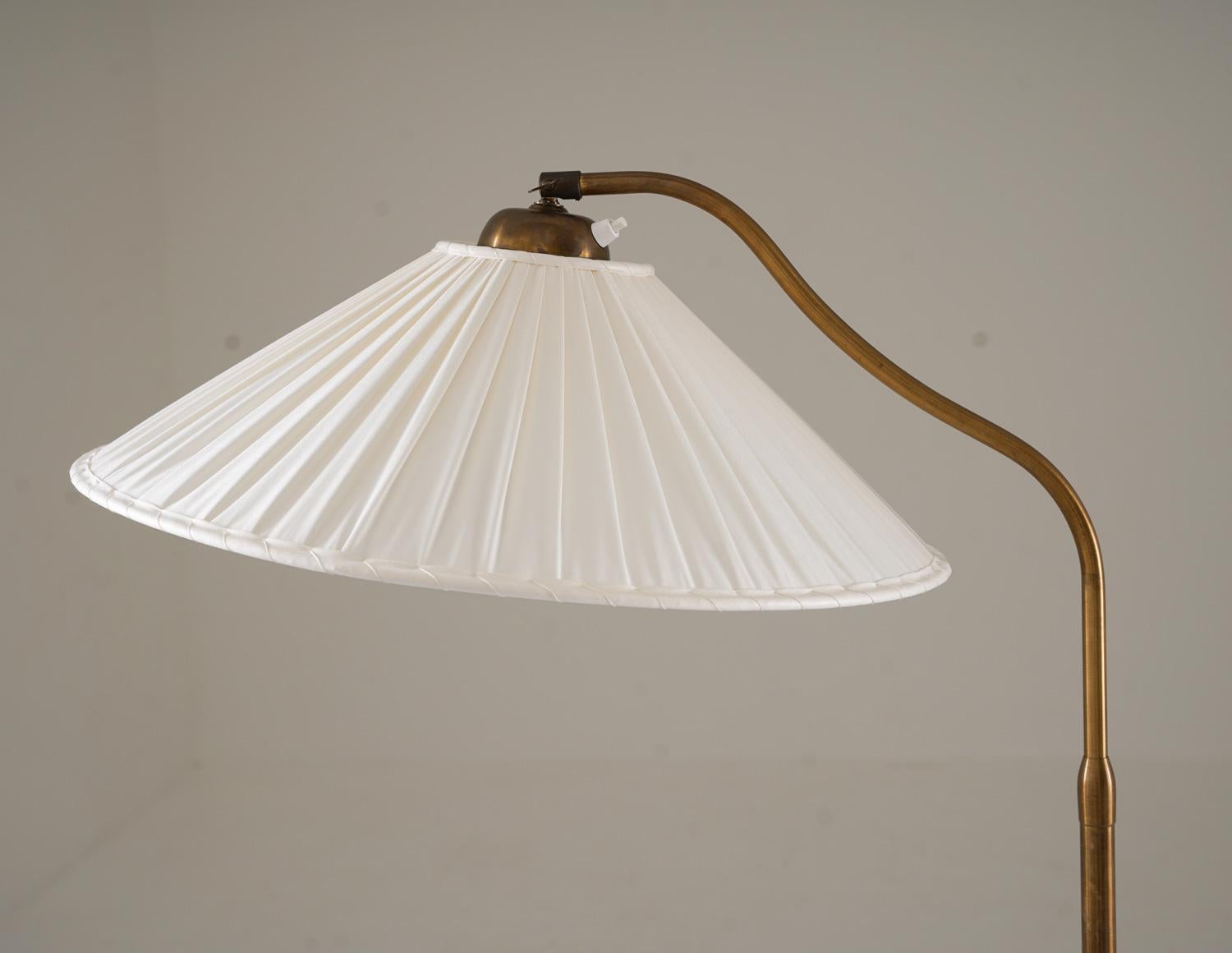 Swedish Modern Floor Lamp in Brass In Good Condition For Sale In Karlstad, SE